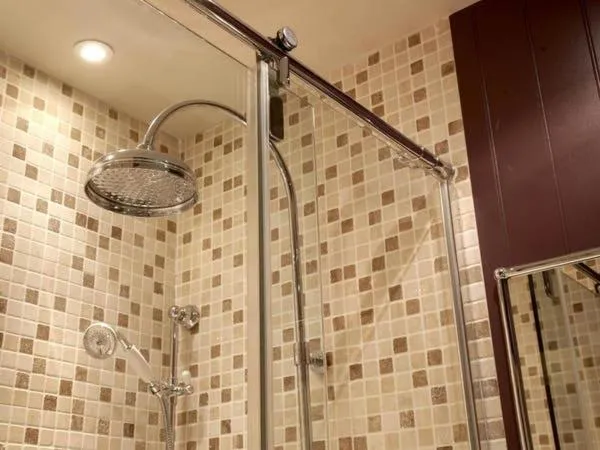 Shower in Fielding Hotel