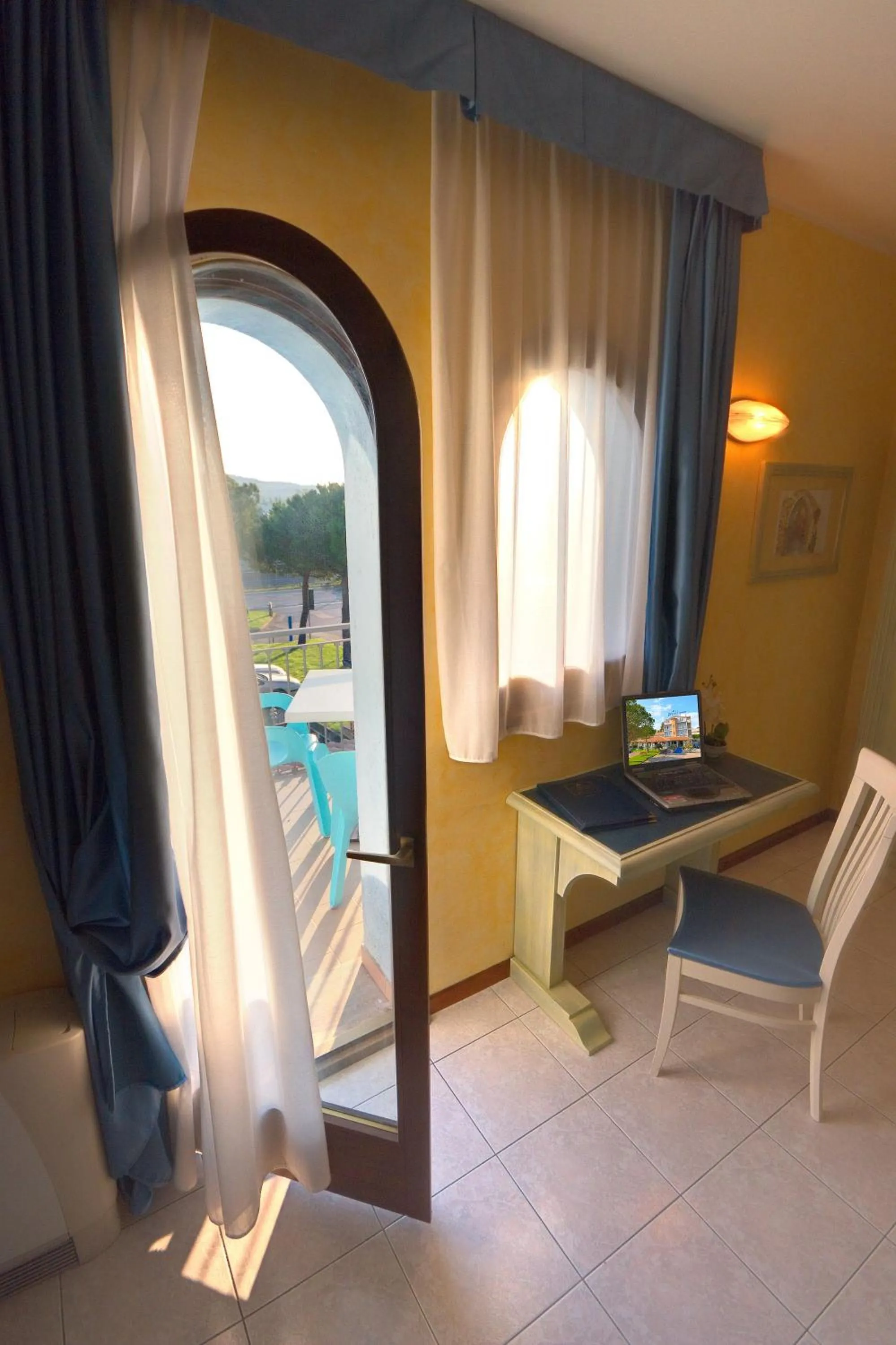 TV and multimedia in Hotel Cristoforo Colombo