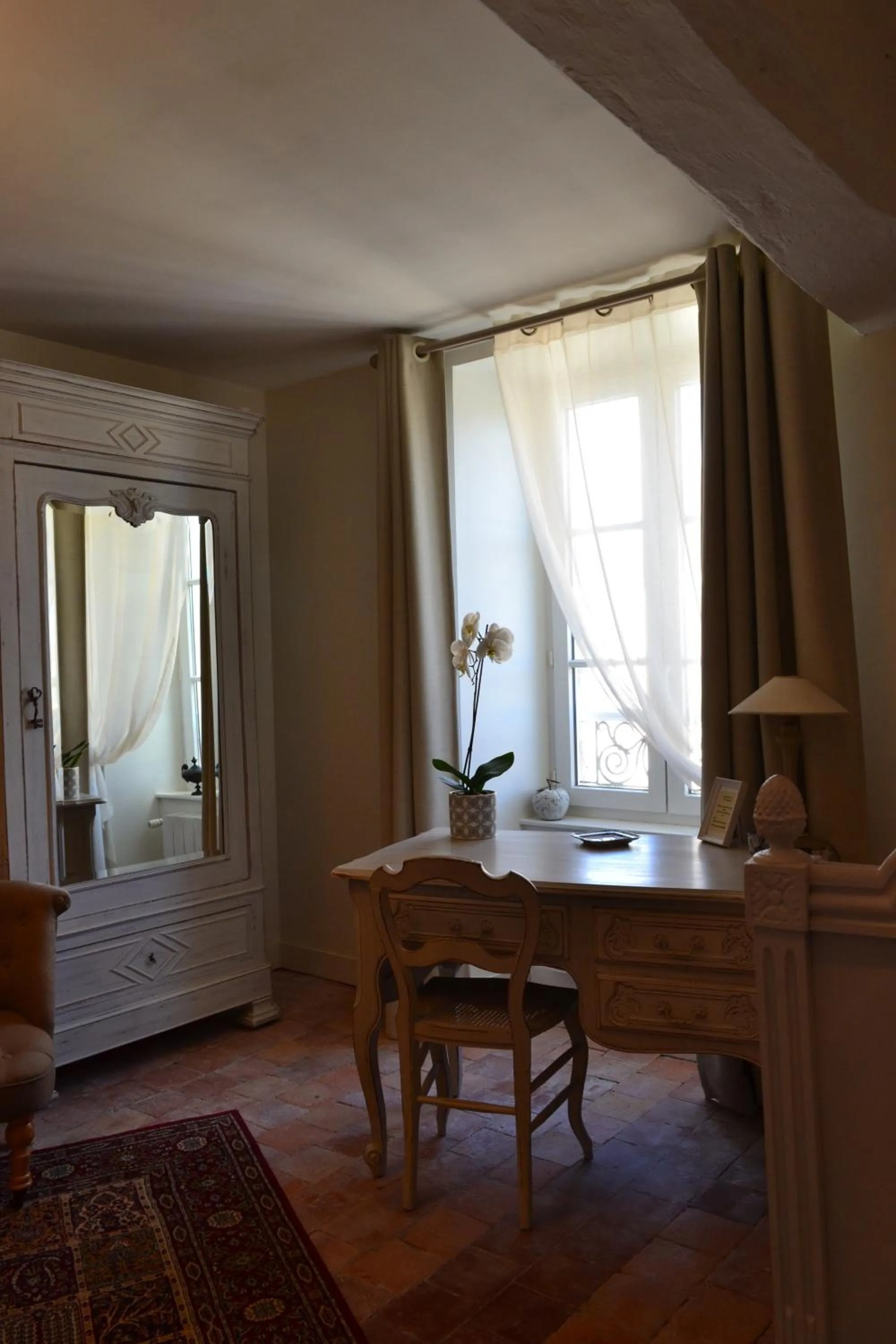 Seating area, Bed in La Maison Des Buis