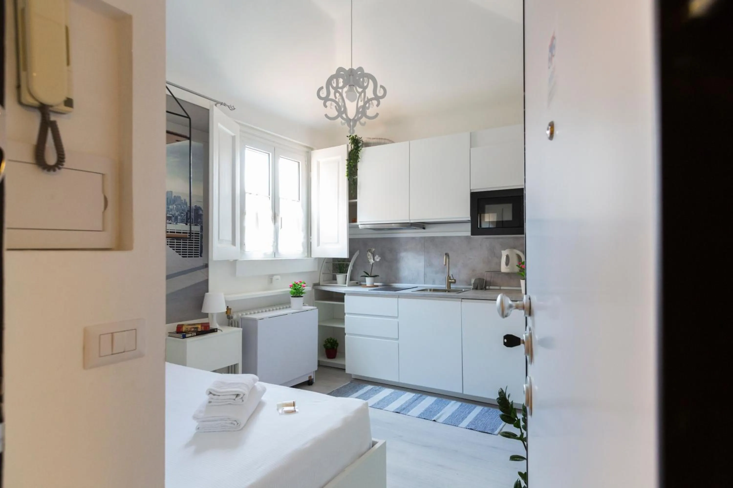 Photo of the whole room in Commenda White Studio