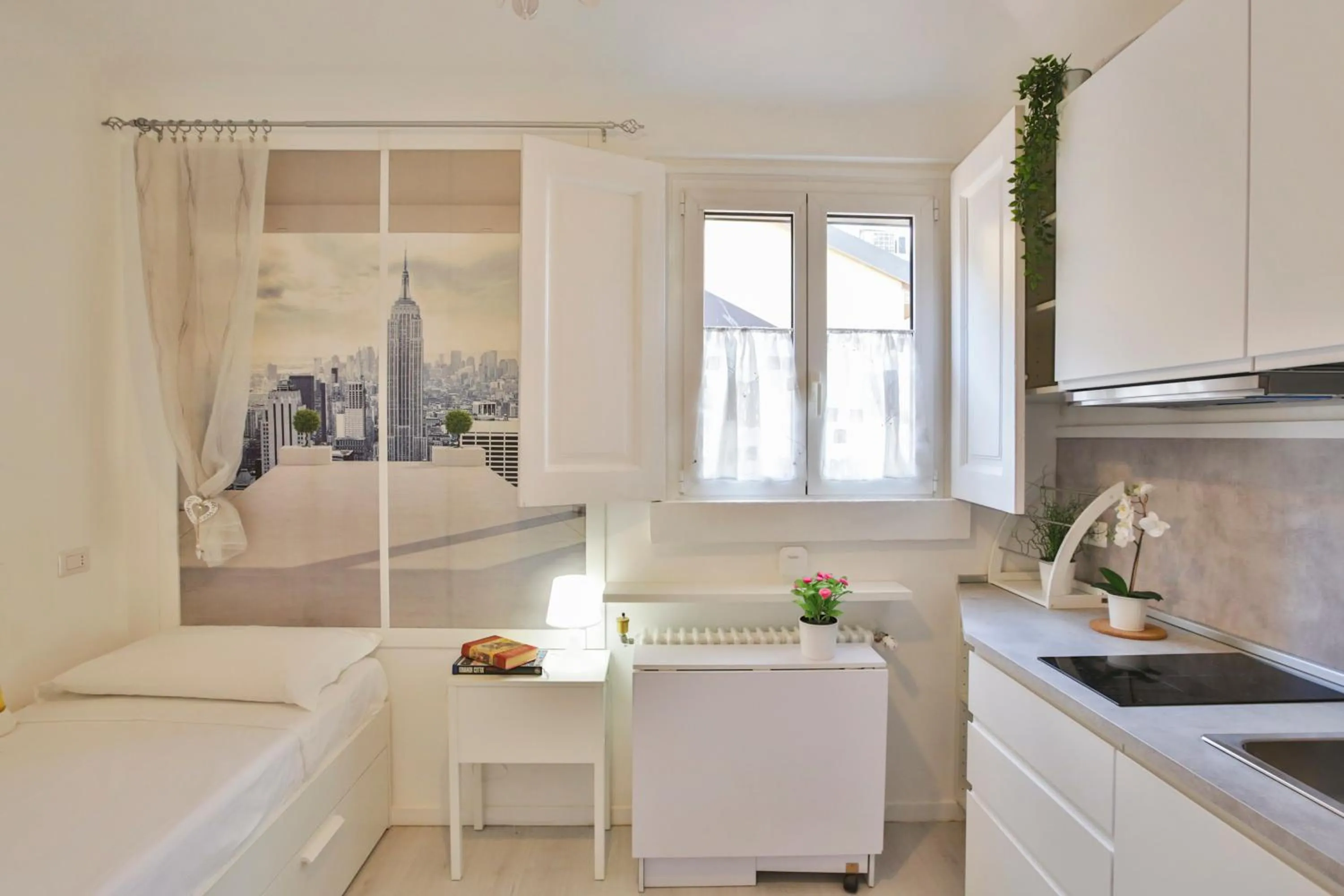 Photo of the whole room in Commenda White Studio