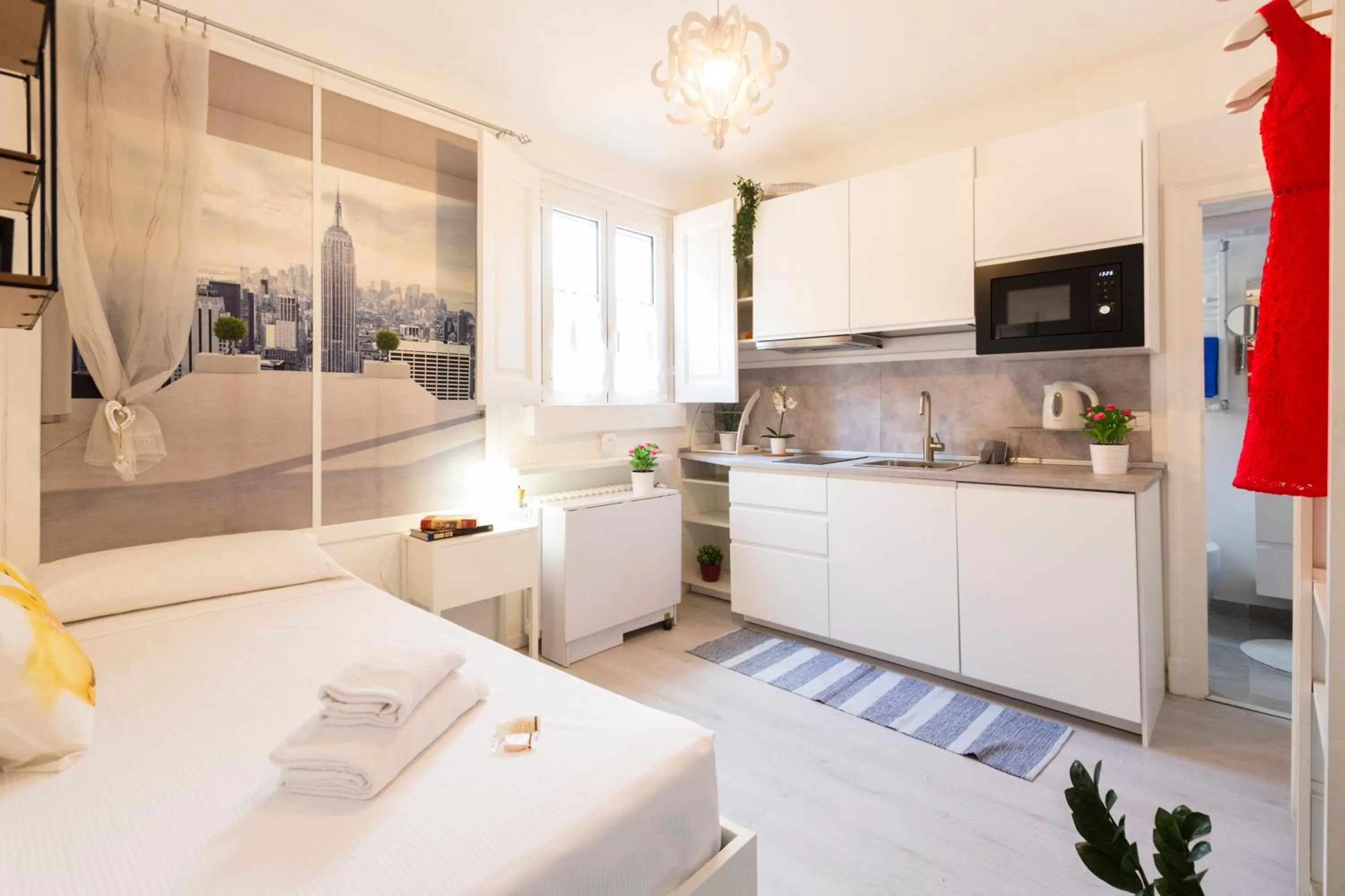 Photo of the whole room in Commenda White Studio