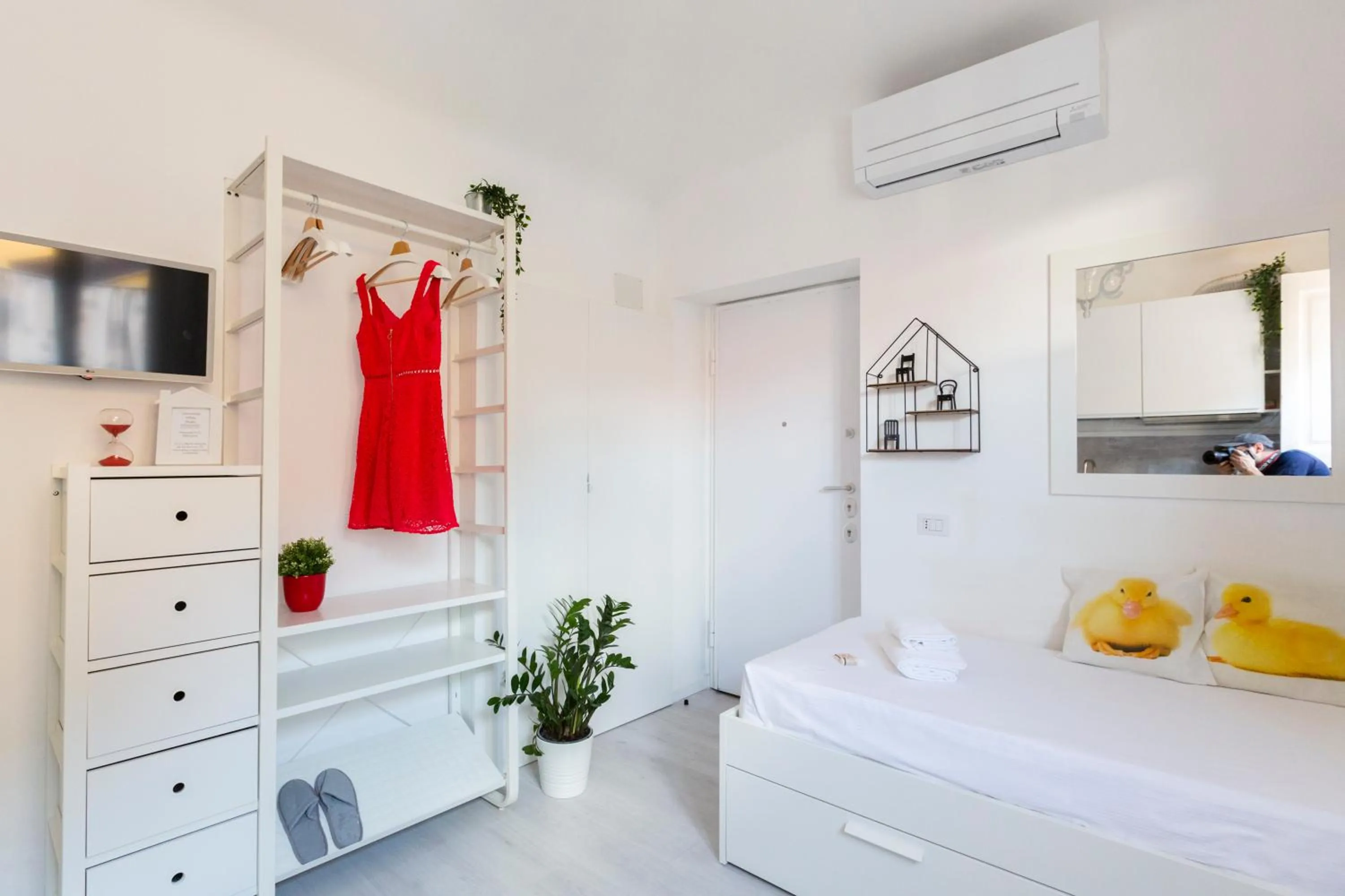 Photo of the whole room, Bed in Commenda White Studio