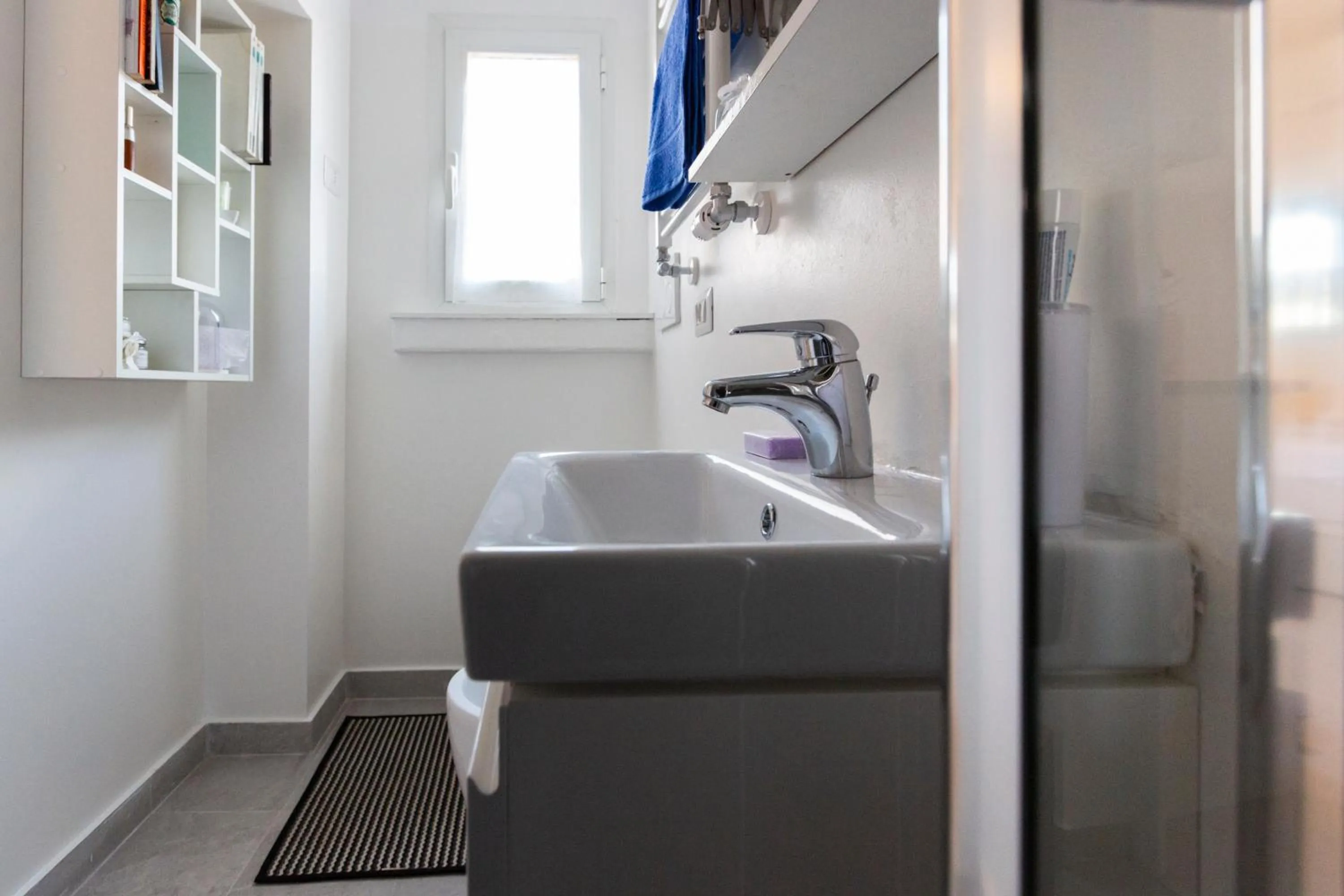 Bathroom in Commenda White Studio