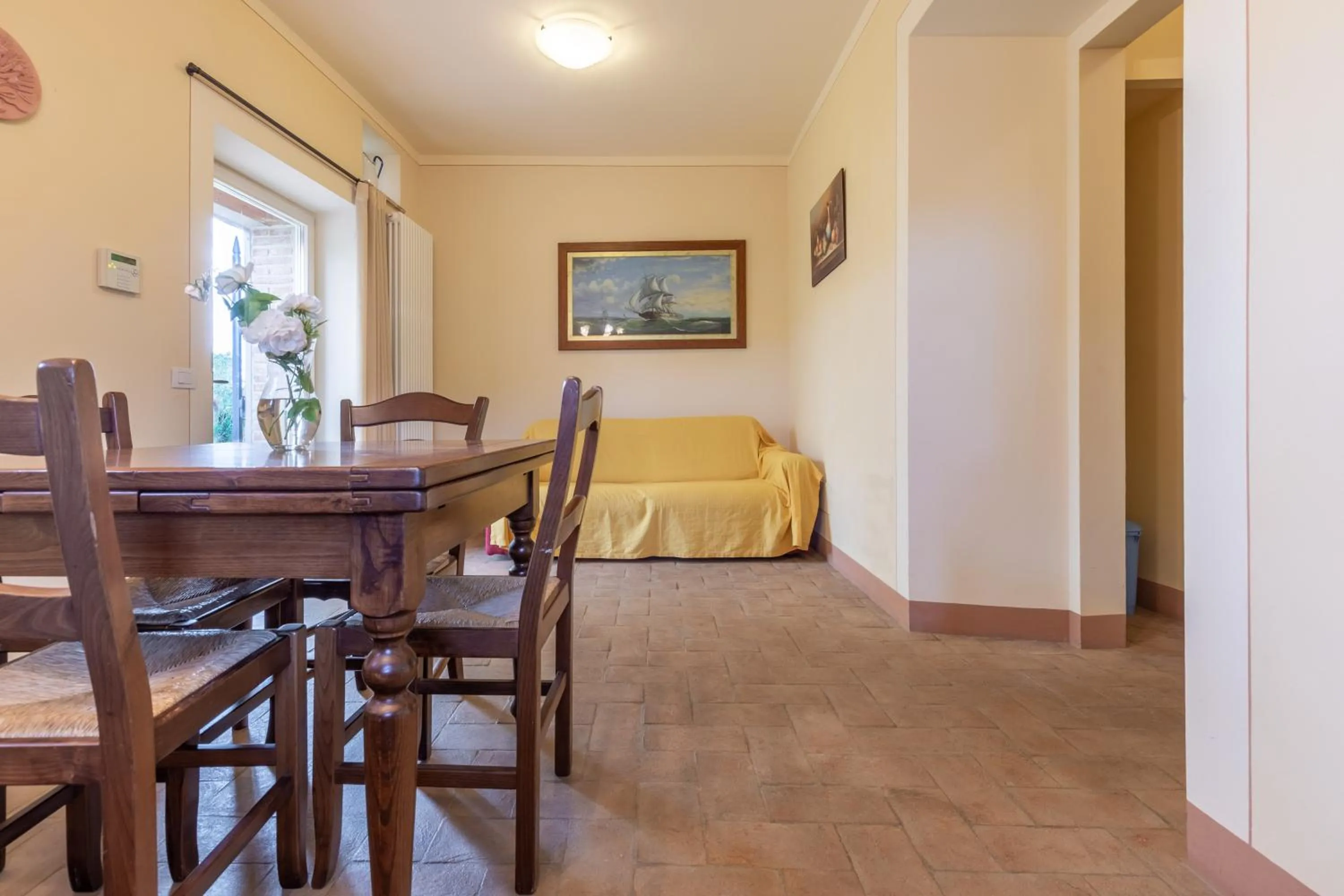 Living room, Bed in La Casa Medioevale