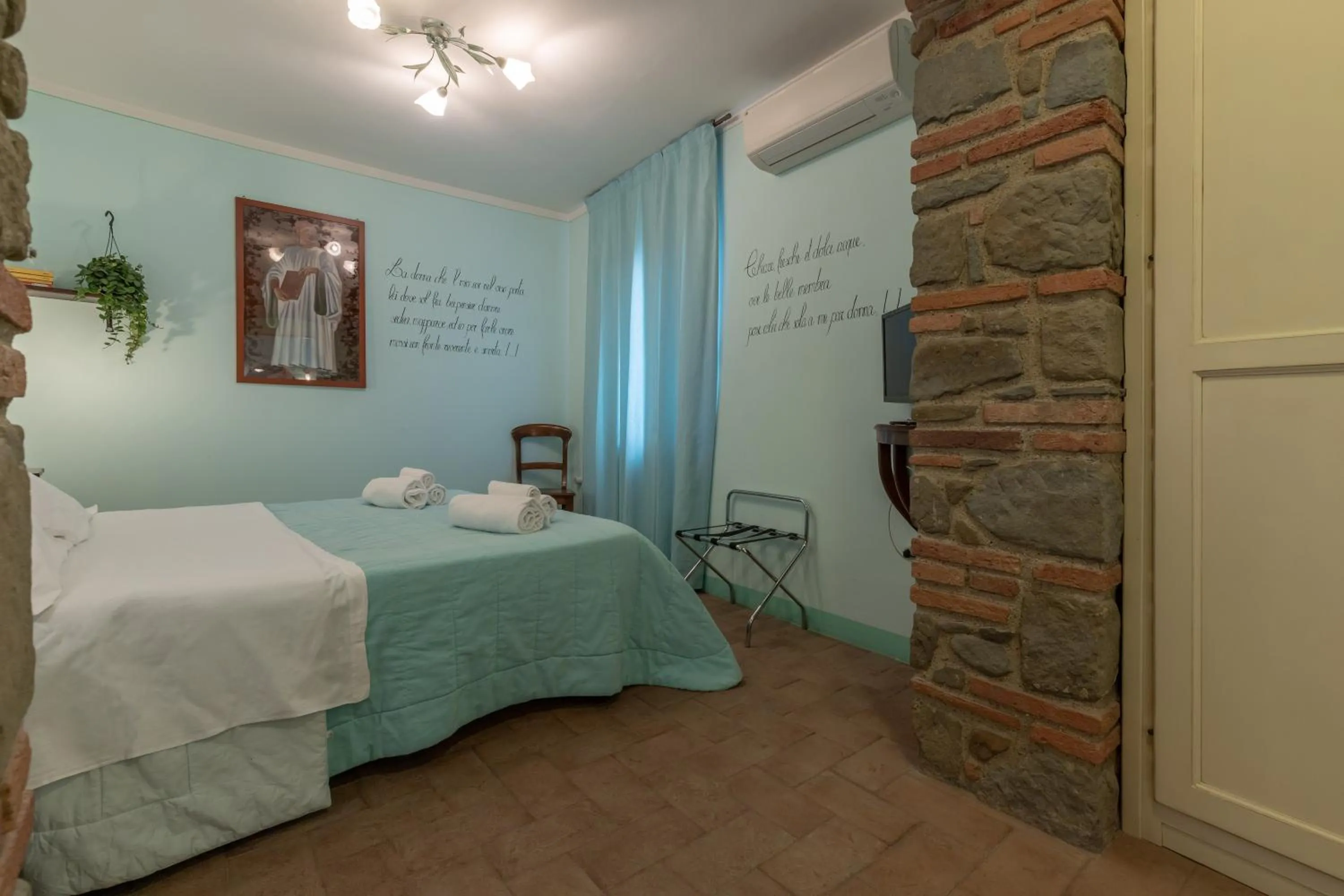 Photo of the whole room, Bed in La Casa Medioevale