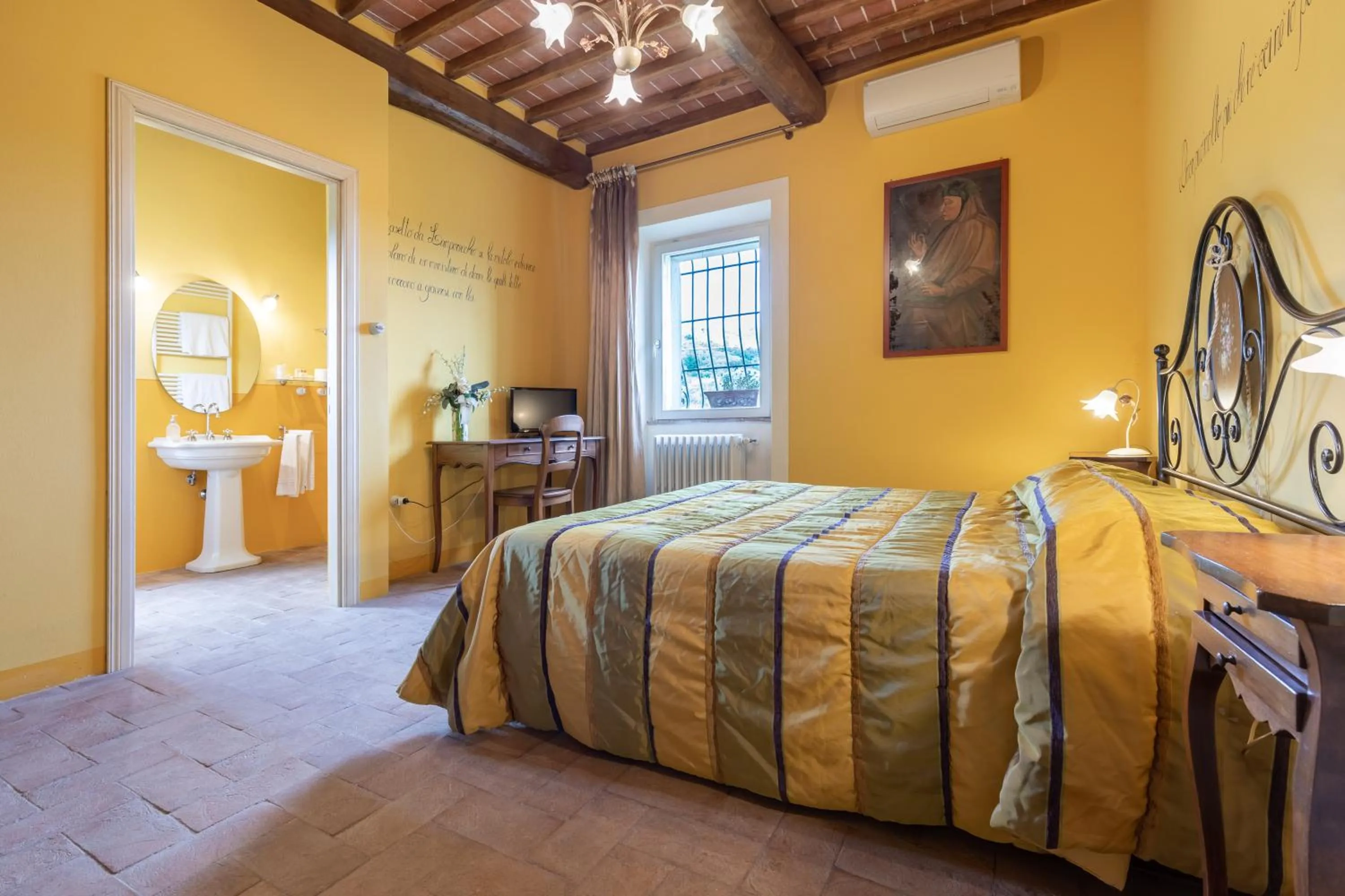 Bedroom, Bed in La Casa Medioevale