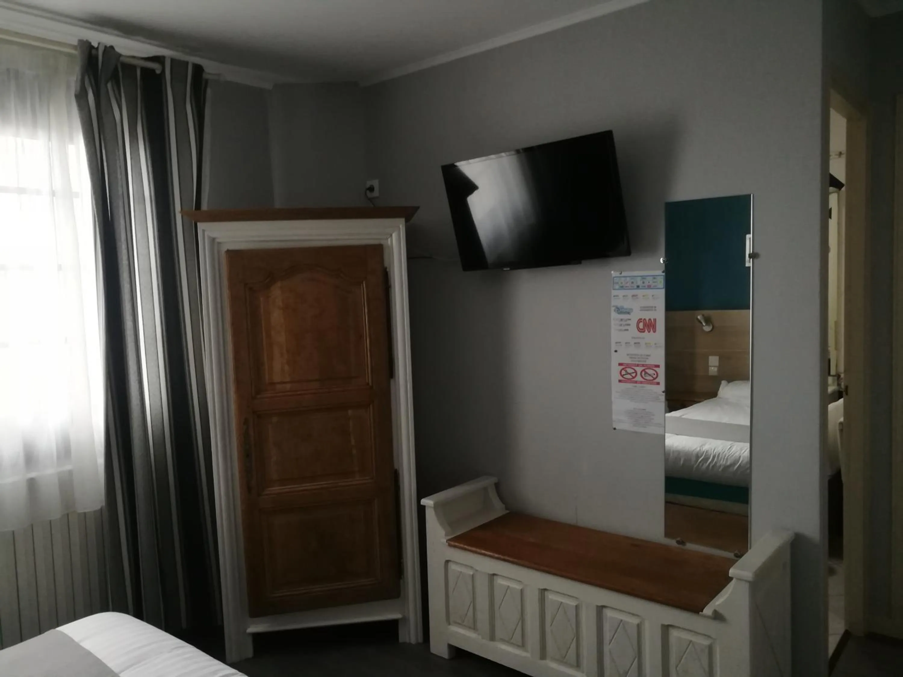 Property building, Bed in Contact Hôtel du Relais Thouars