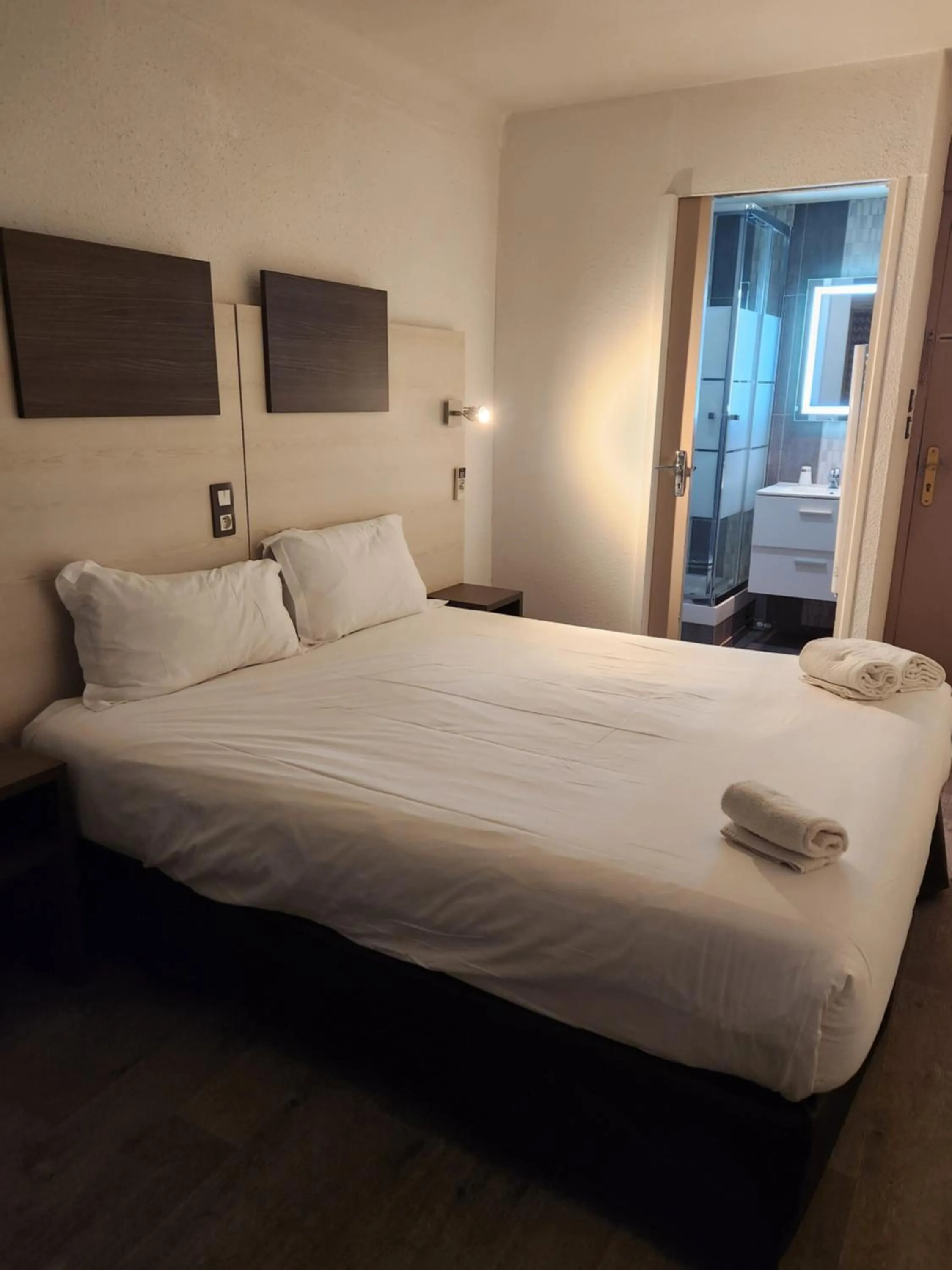 Bed in Logis Hôtel Restaurant les Charmettes