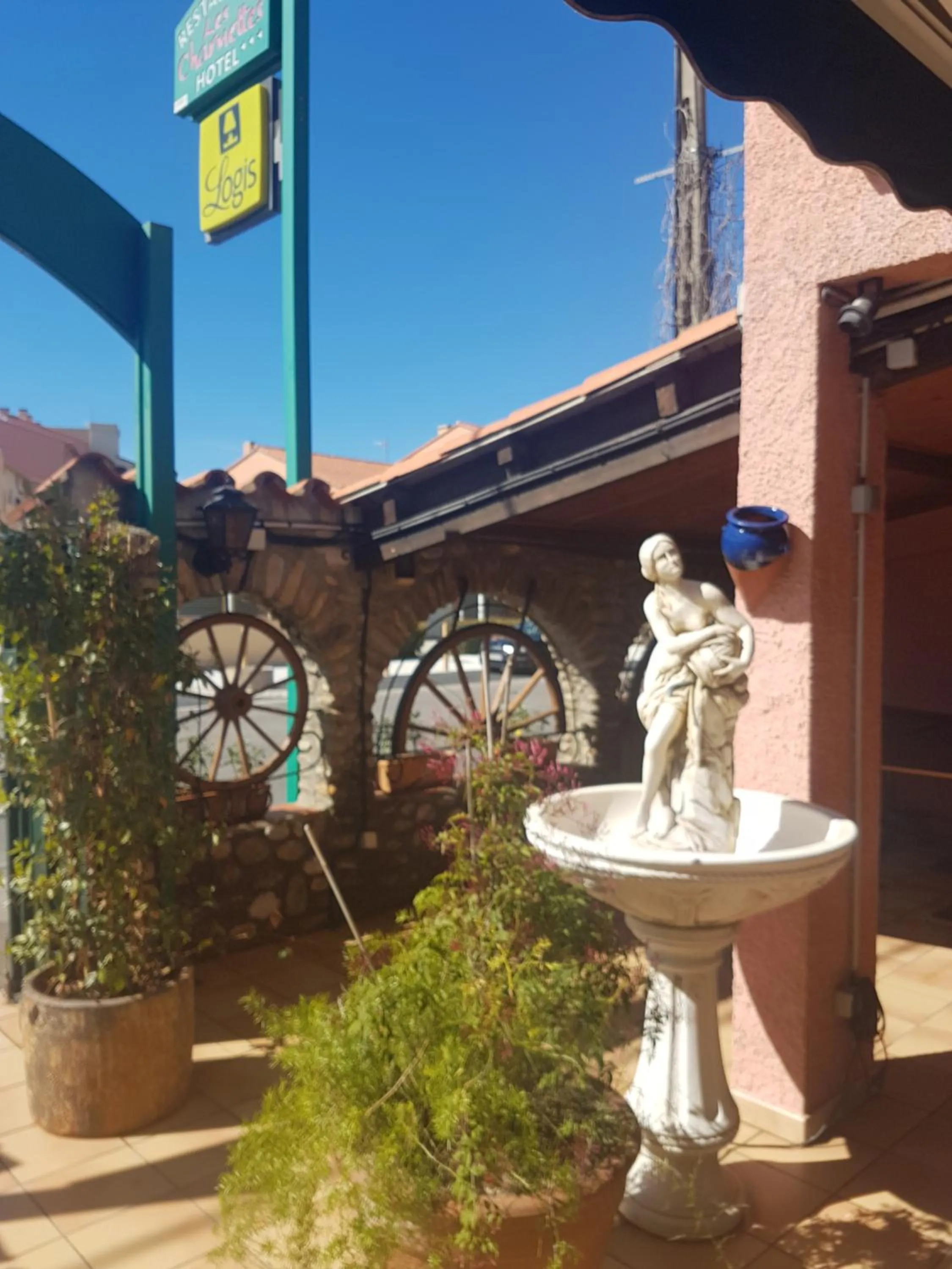 Patio in Logis Hôtel Restaurant les Charmettes