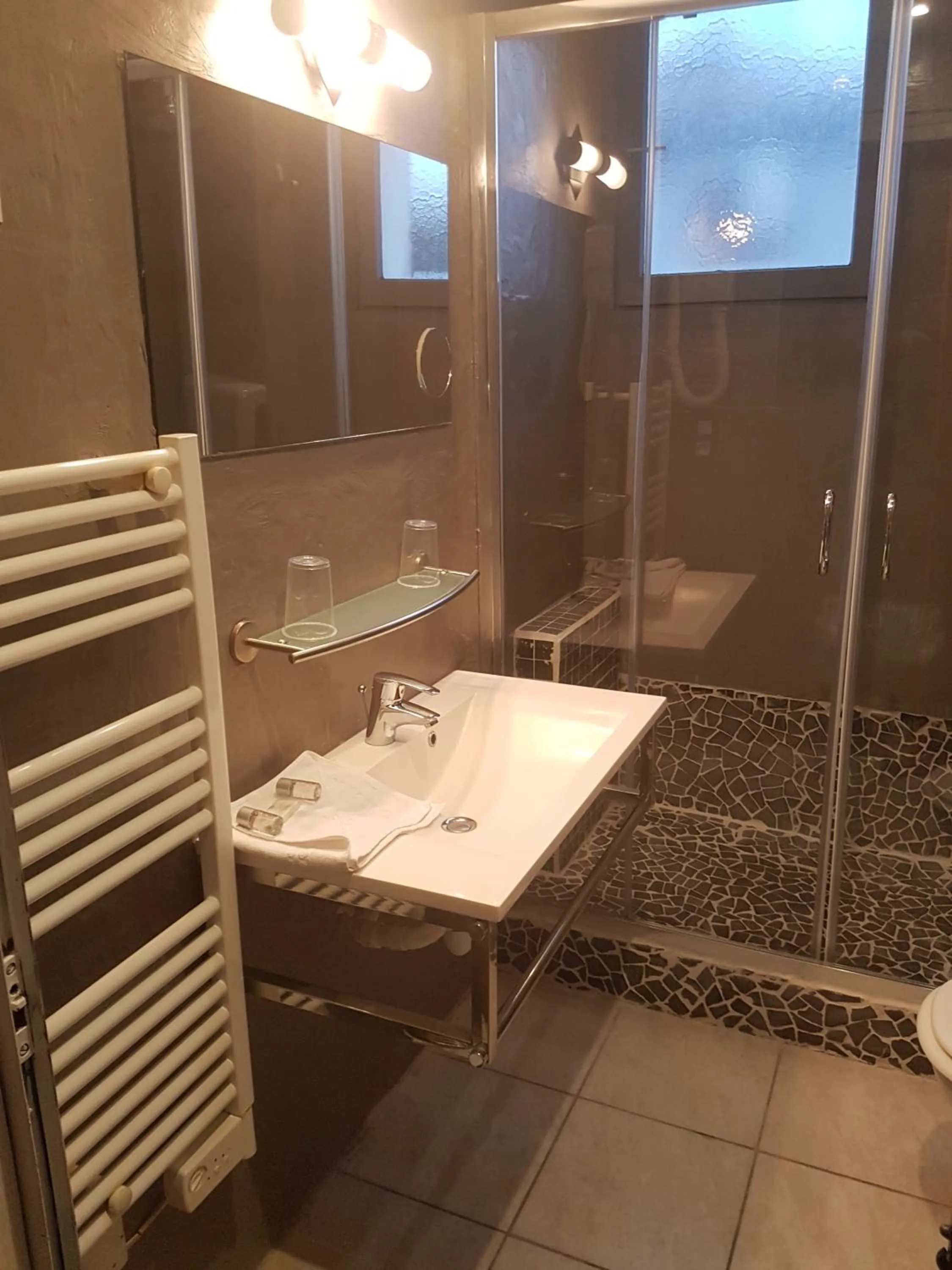 Shower in Logis Hôtel Restaurant les Charmettes