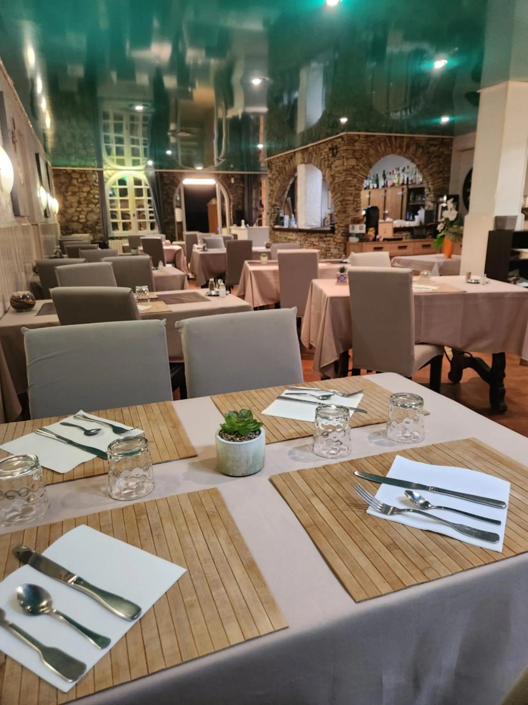 Logis Hôtel Restaurant les Charmettes