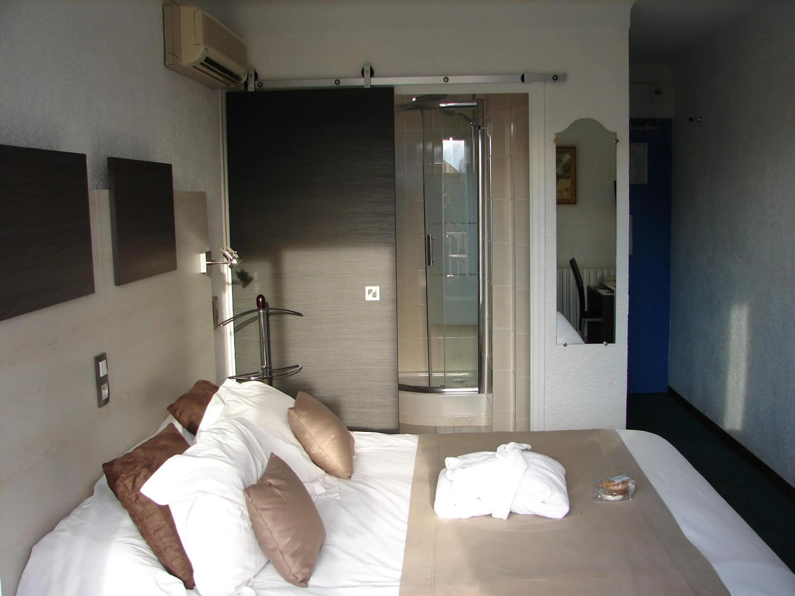 Photo of the whole room, Bed in Logis Hôtel Restaurant les Charmettes