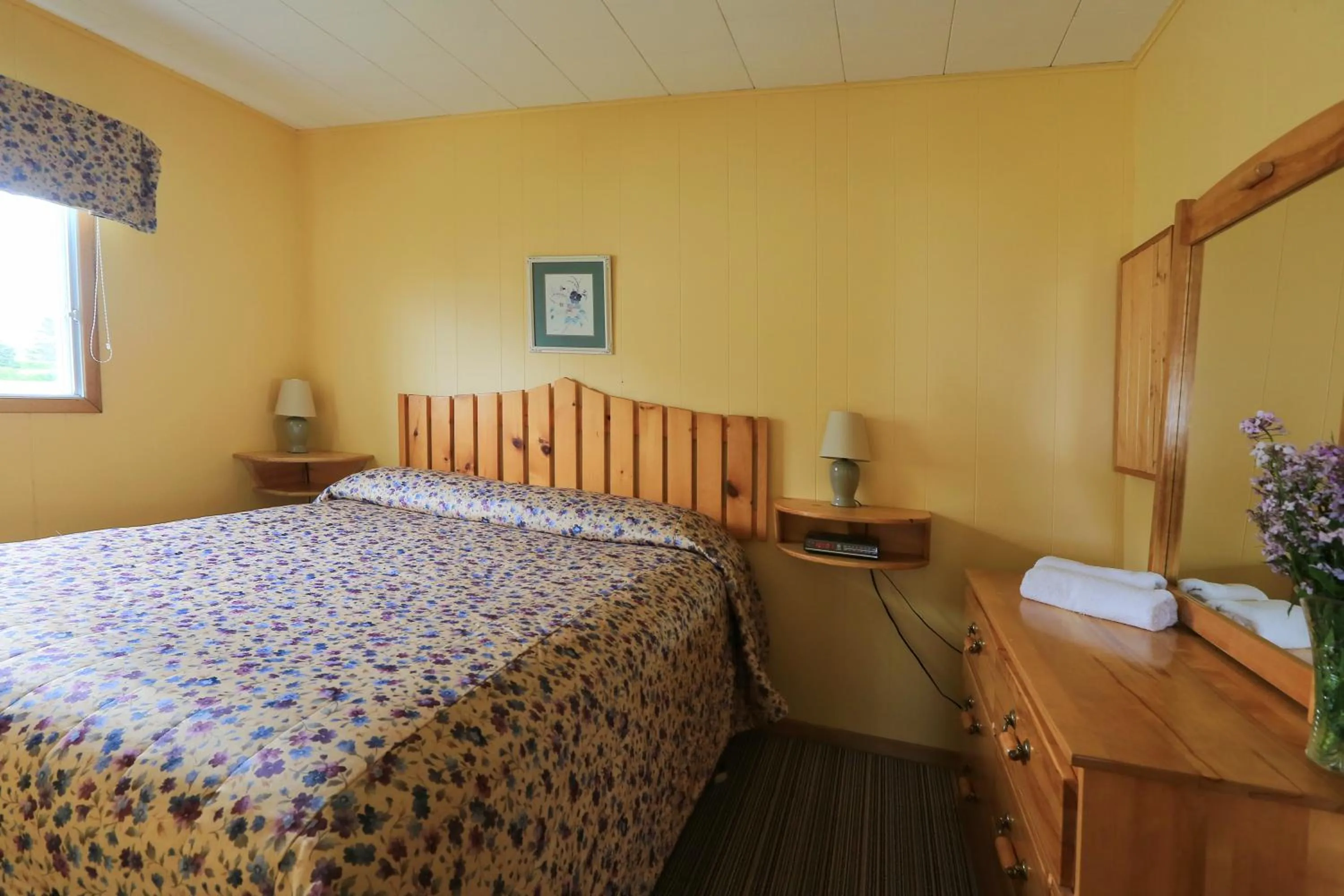 Bed in Cavendish Country Inn & Cottages