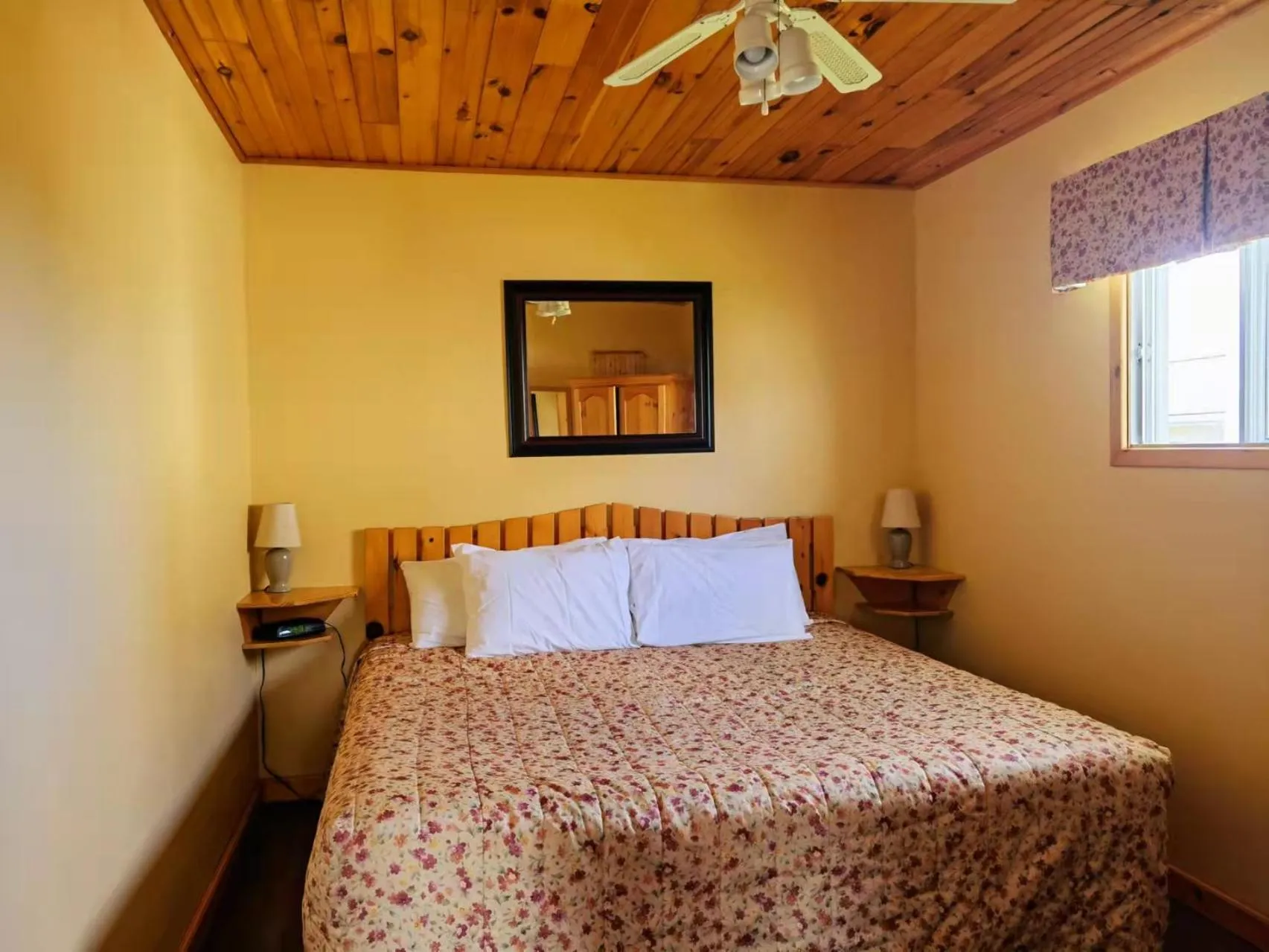 Bed in Cavendish Country Inn & Cottages