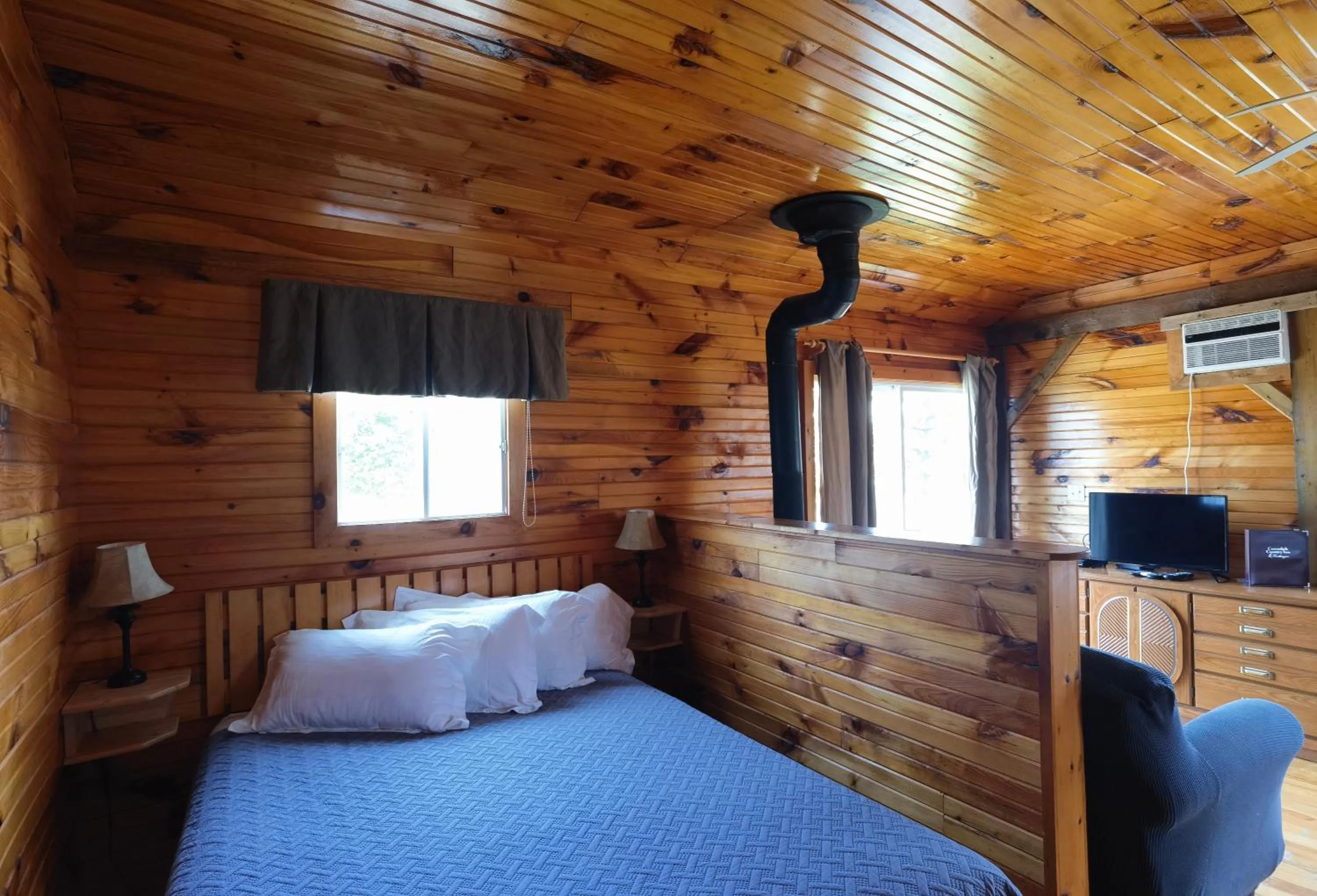 Bed in Cavendish Country Inn & Cottages