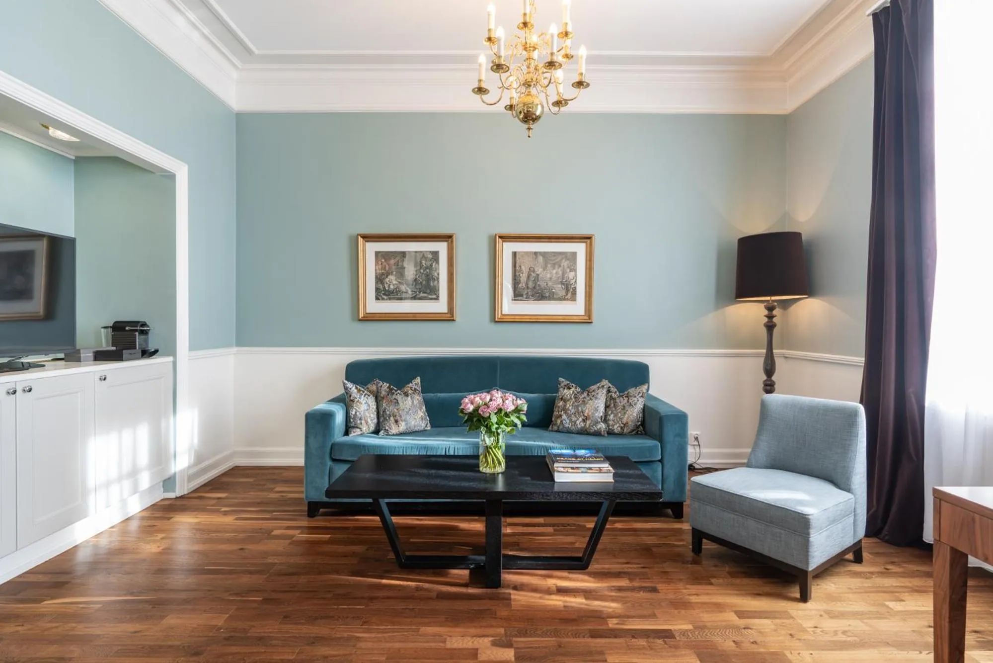 Communal lounge/ TV room in Grand Hotel Oslo