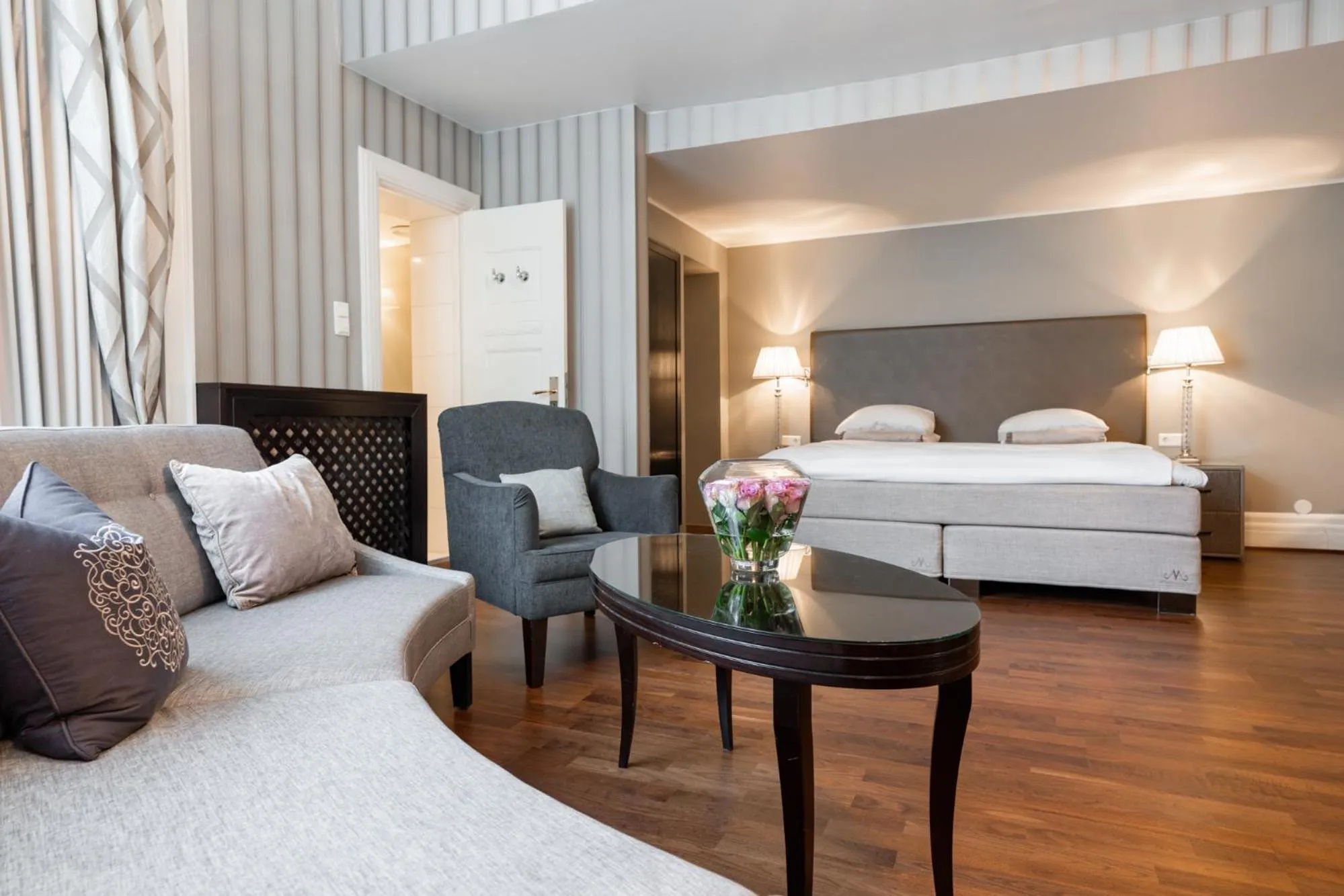 Communal lounge/ TV room, Bed in Grand Hotel Oslo