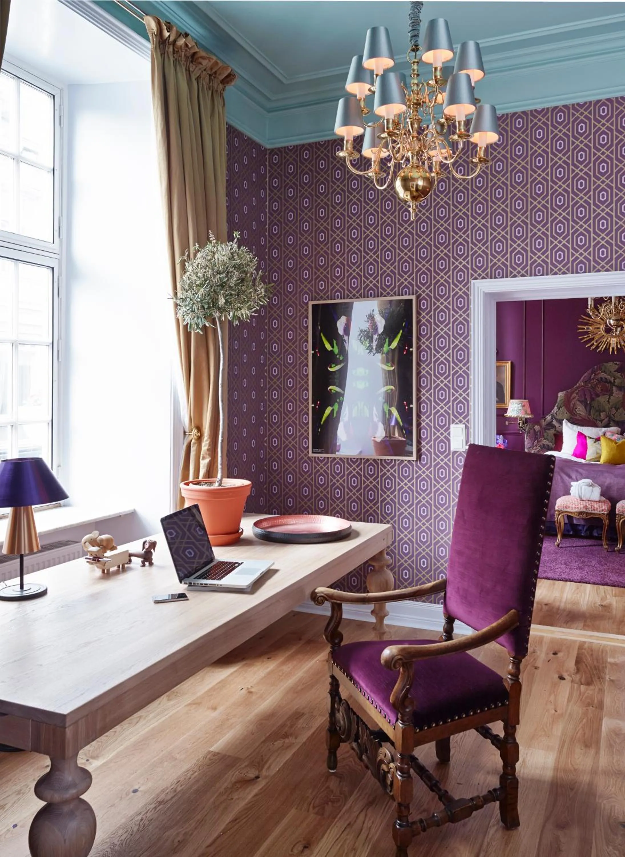 Communal lounge/ TV room in Grand Hotel Oslo