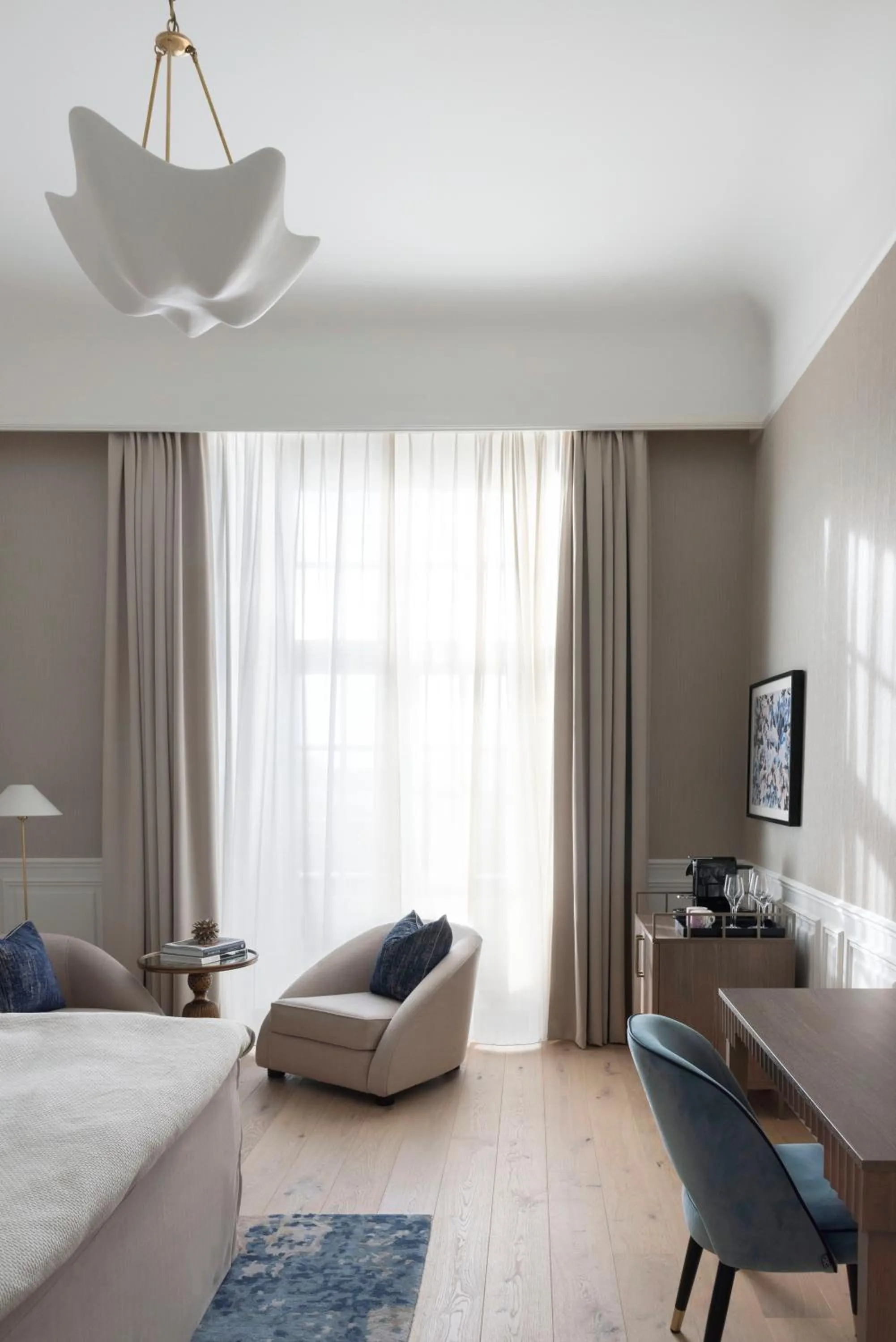 Communal lounge/ TV room, Bed in Grand Hotel Oslo