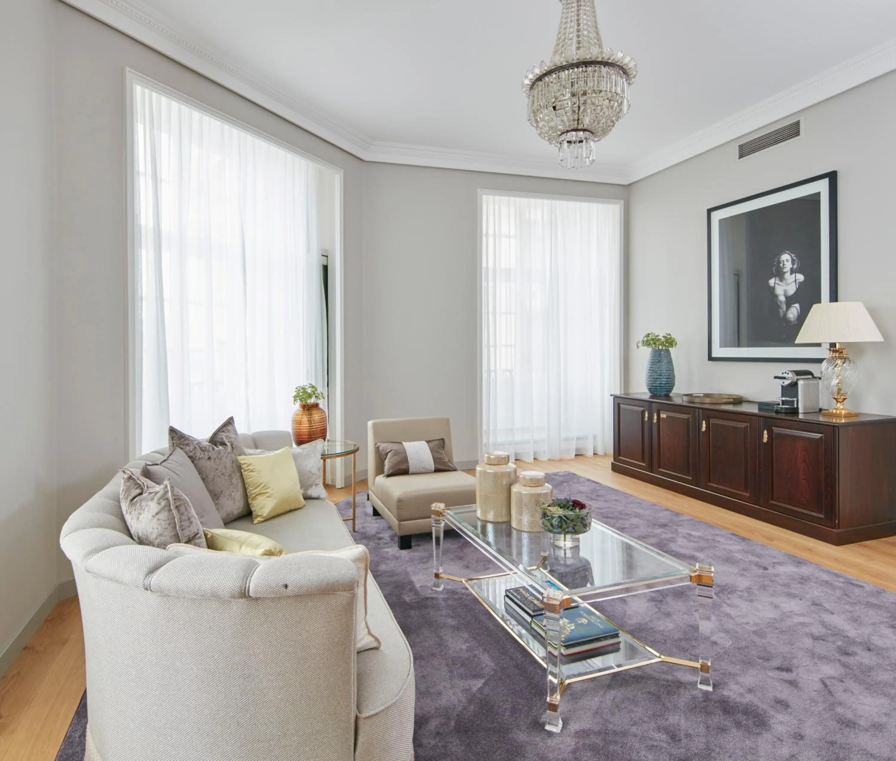 Communal lounge/ TV room in Grand Hotel Oslo