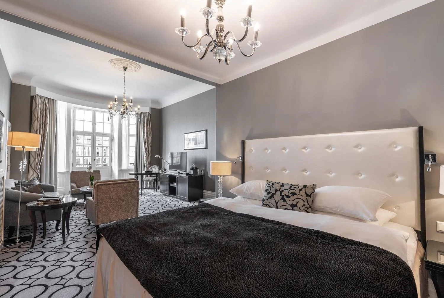 Communal lounge/ TV room, Bed in Grand Hotel Oslo