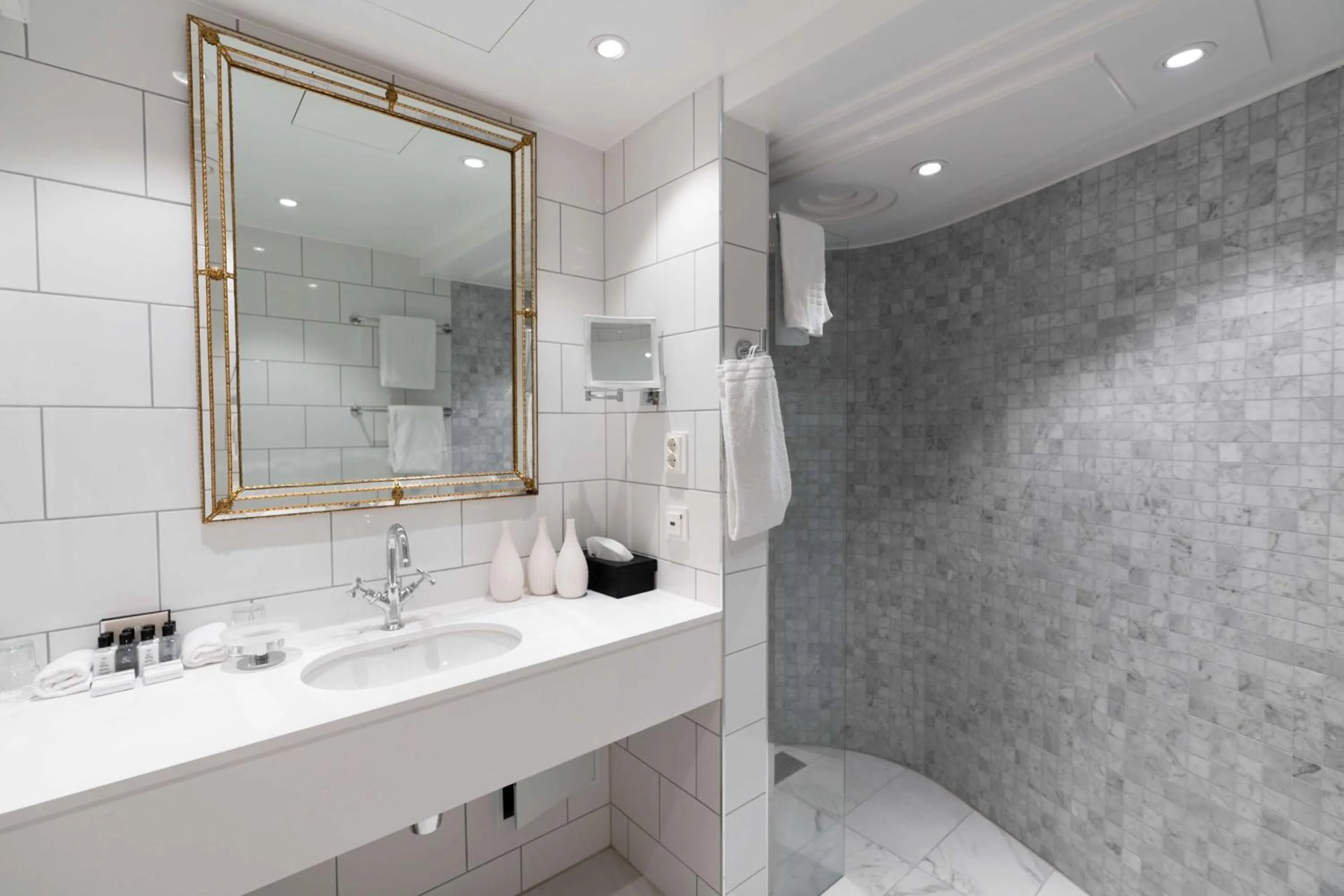 Bathroom in Grand Hotel Oslo