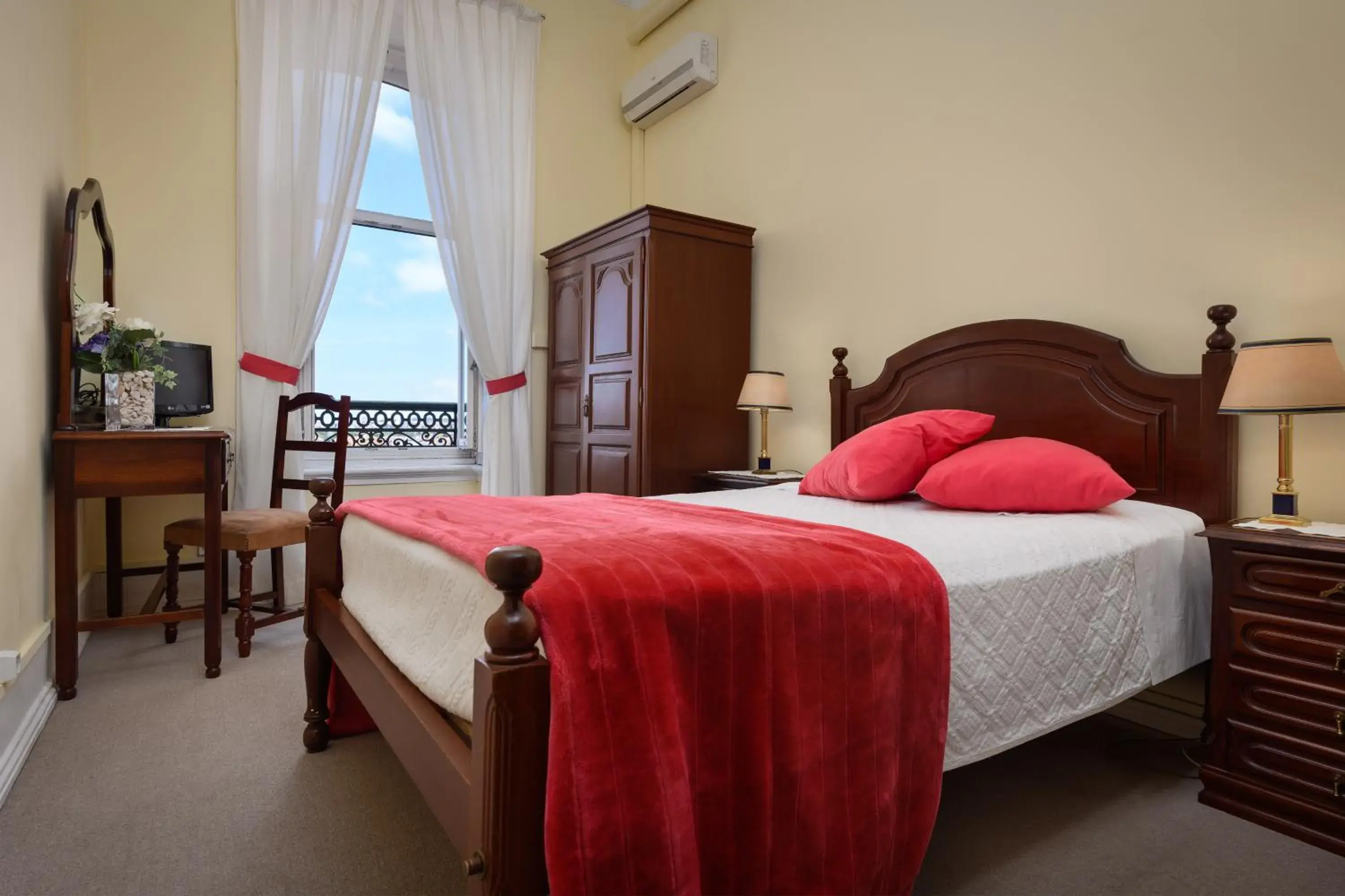 Double Room with Shared Bathroom in Pensão Londres Double Room with Shared Bathroom in Pensão Londres