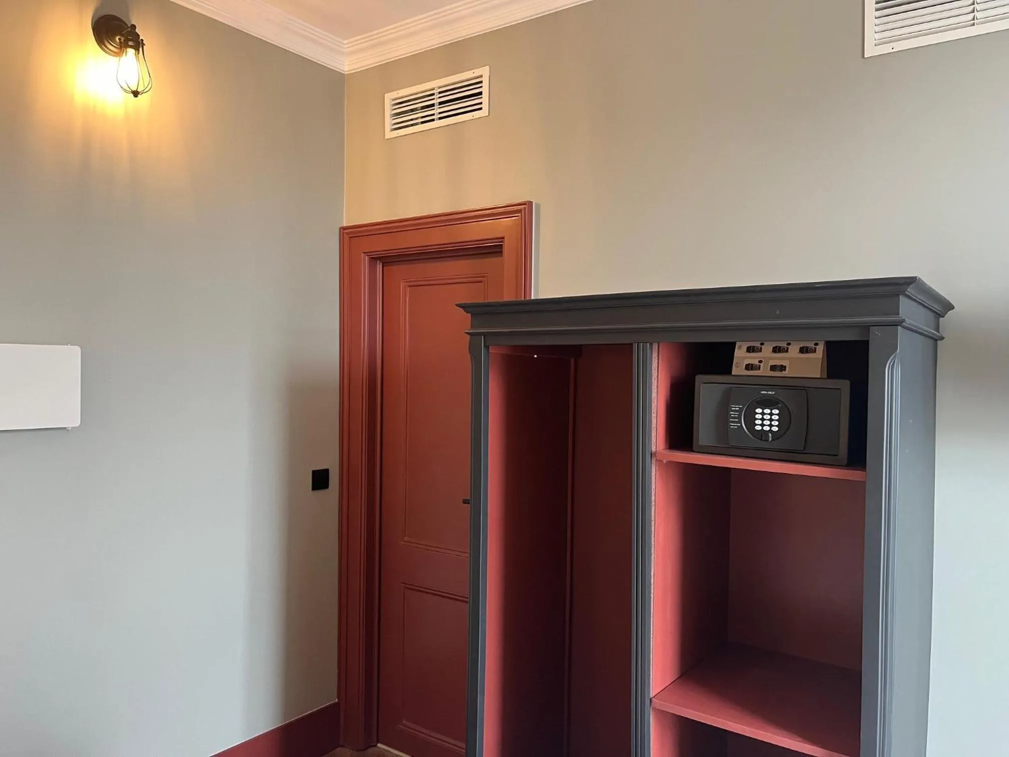 wardrobe in Pensão Londres