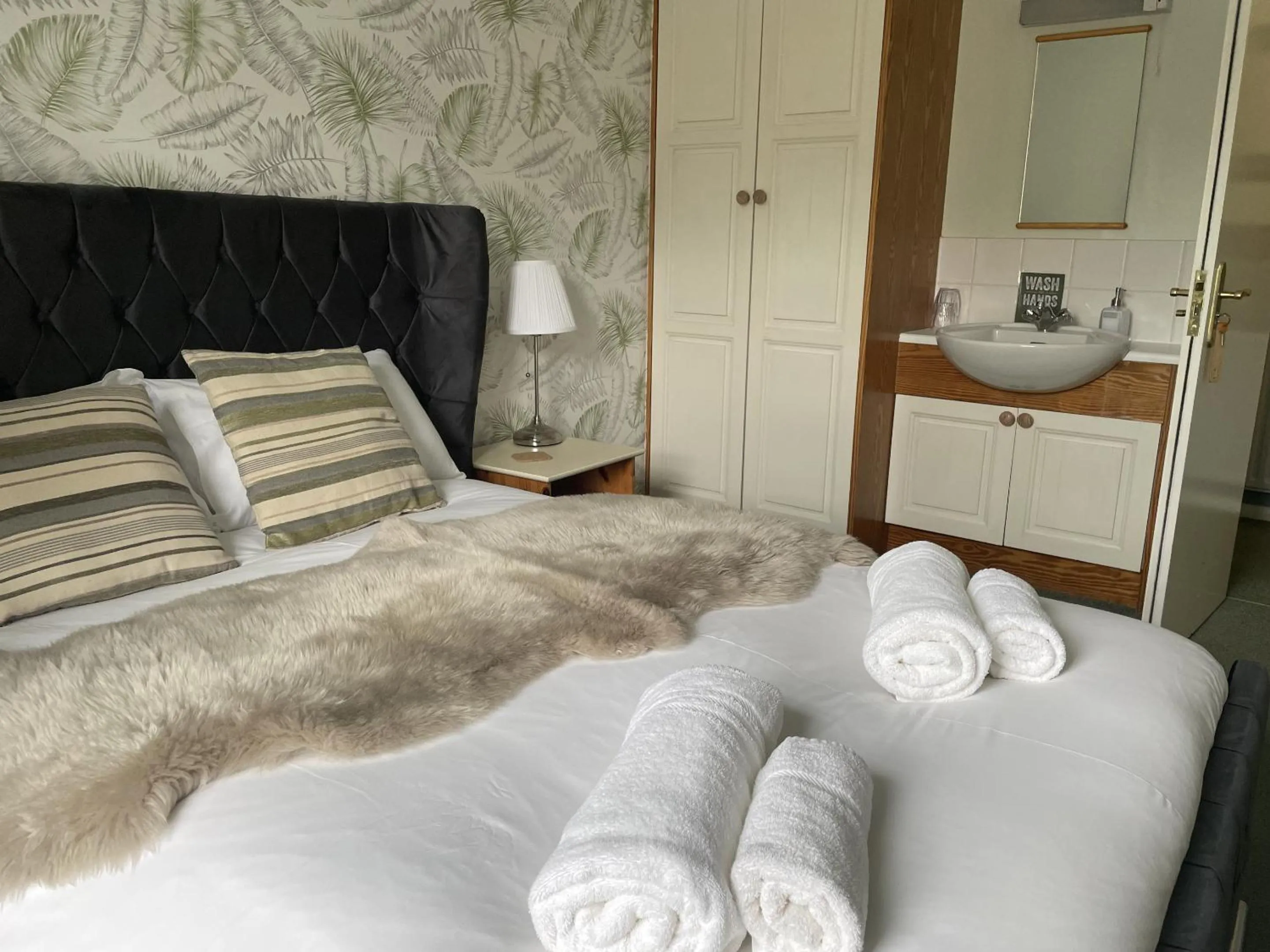 Bathroom, Bed in The Sun Inn