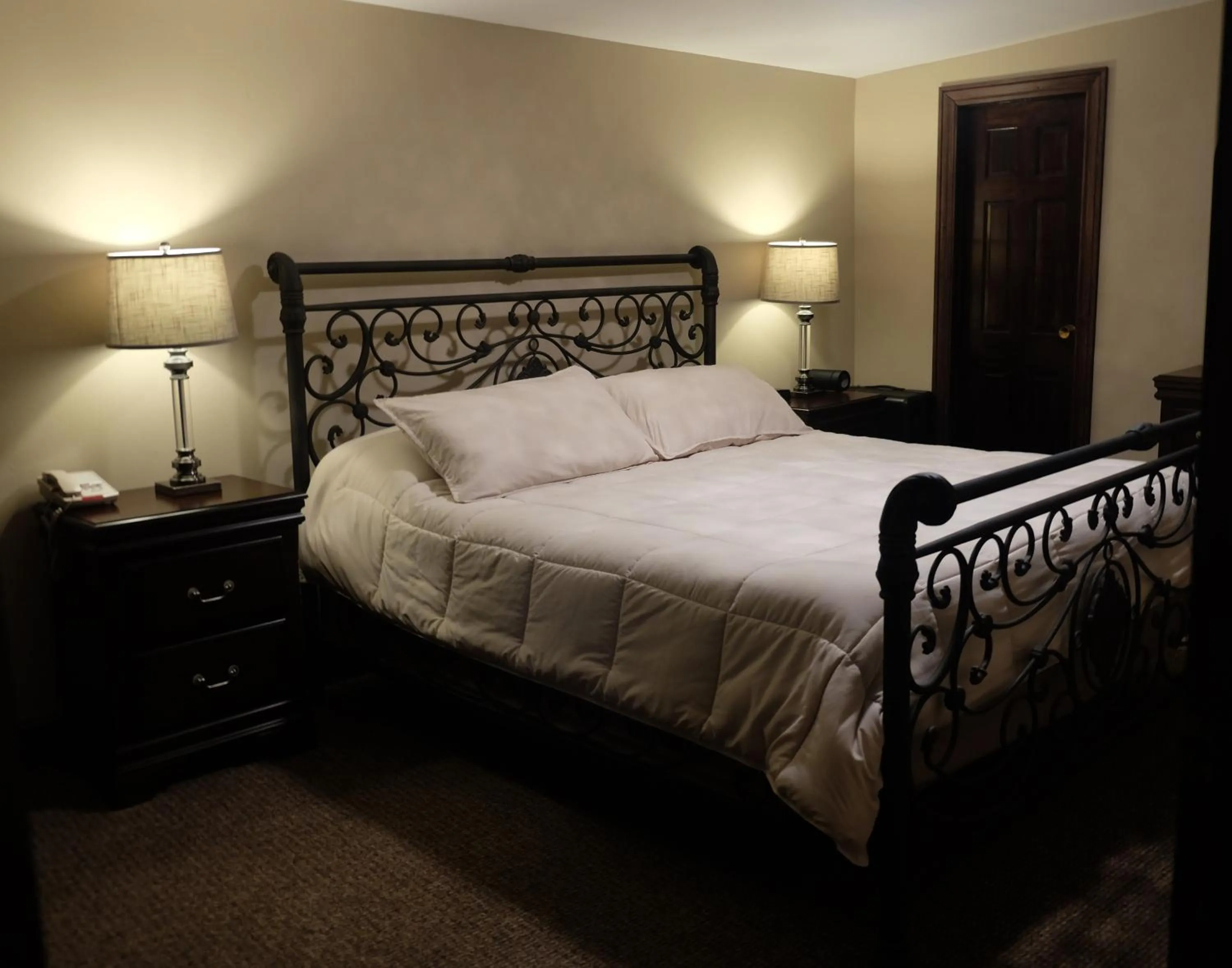 Bed in Chalet Inn & Suites