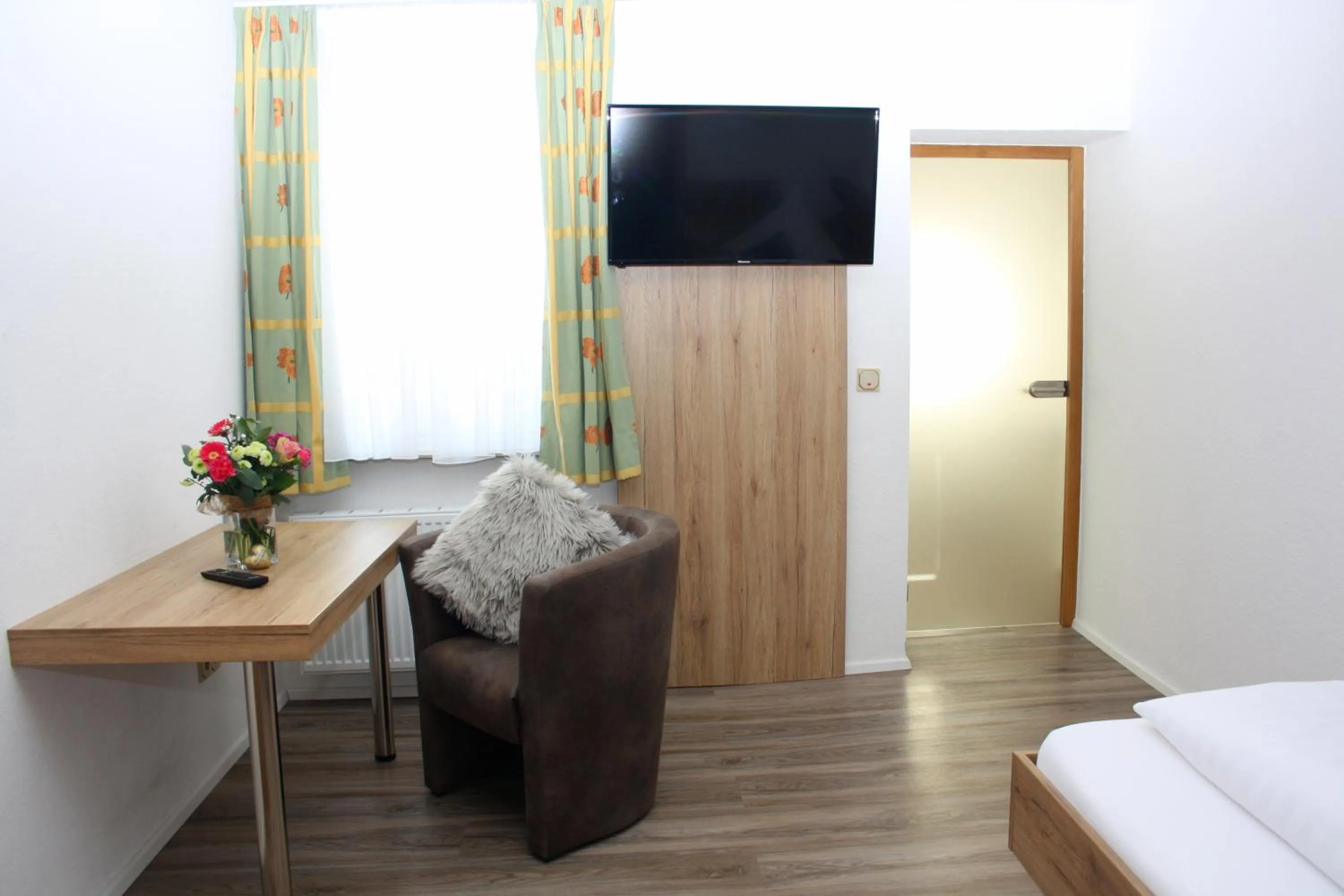 Bedroom, Bed in Hotel Landgasthof Grüner Baum