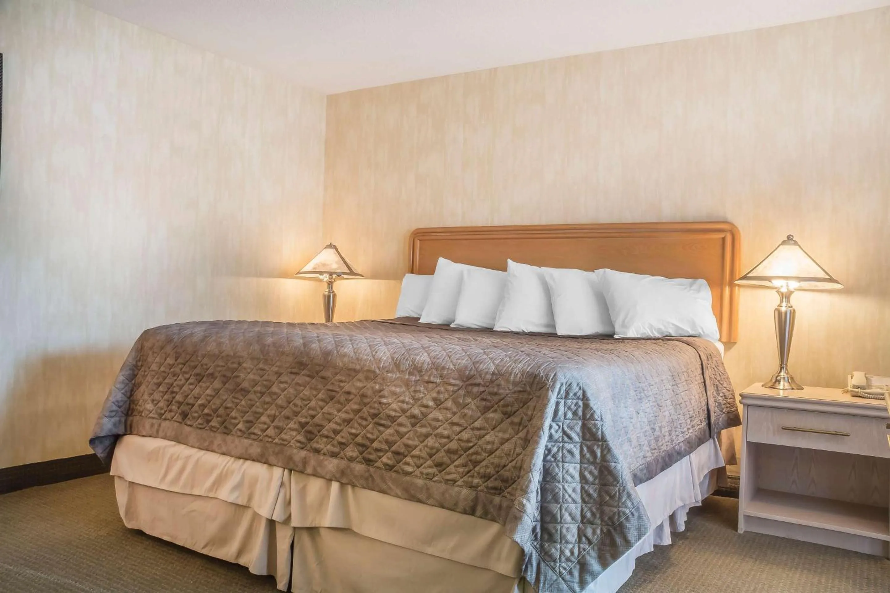 Bedroom in Rodeway Inn Fallsview