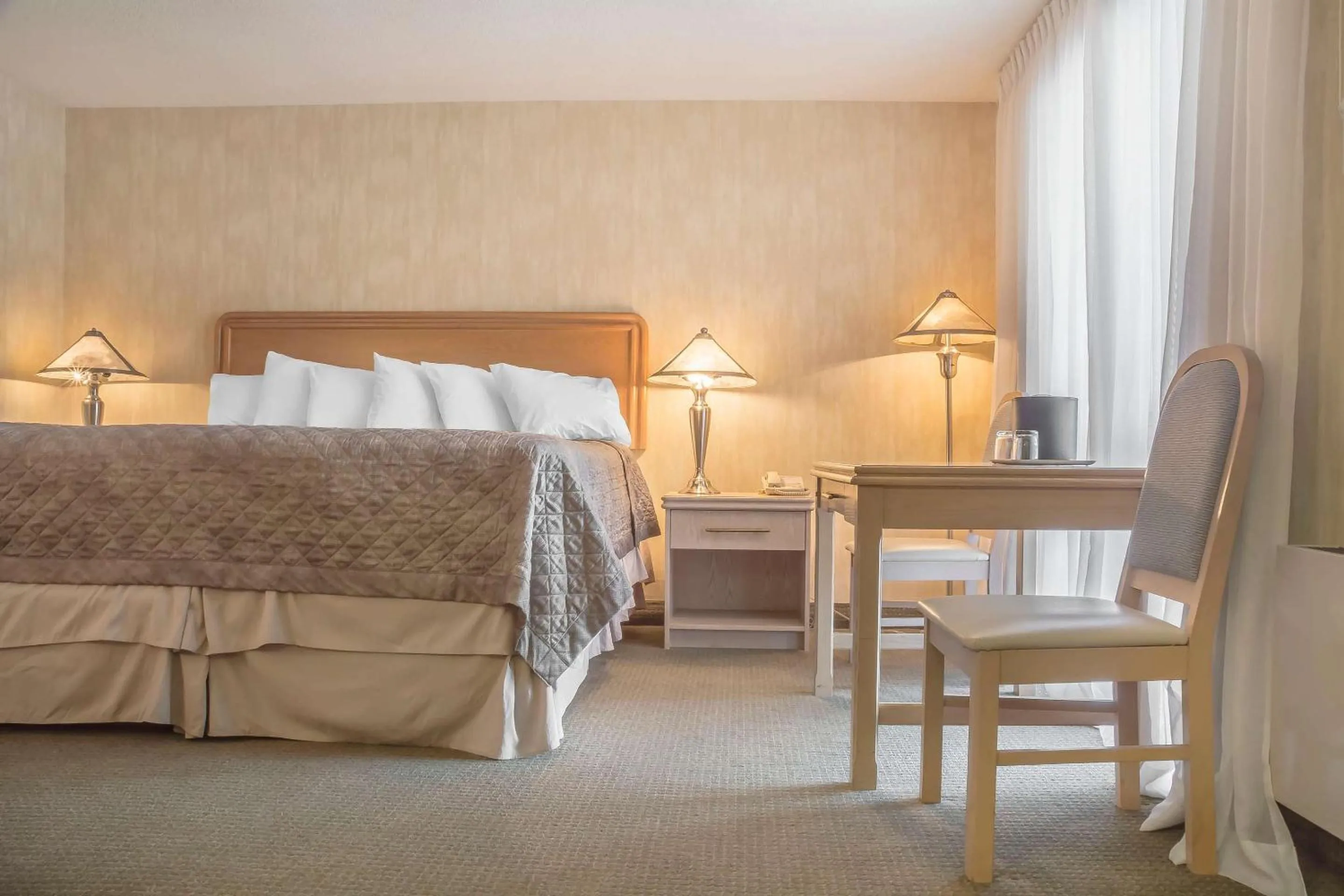 Bedroom in Rodeway Inn Fallsview