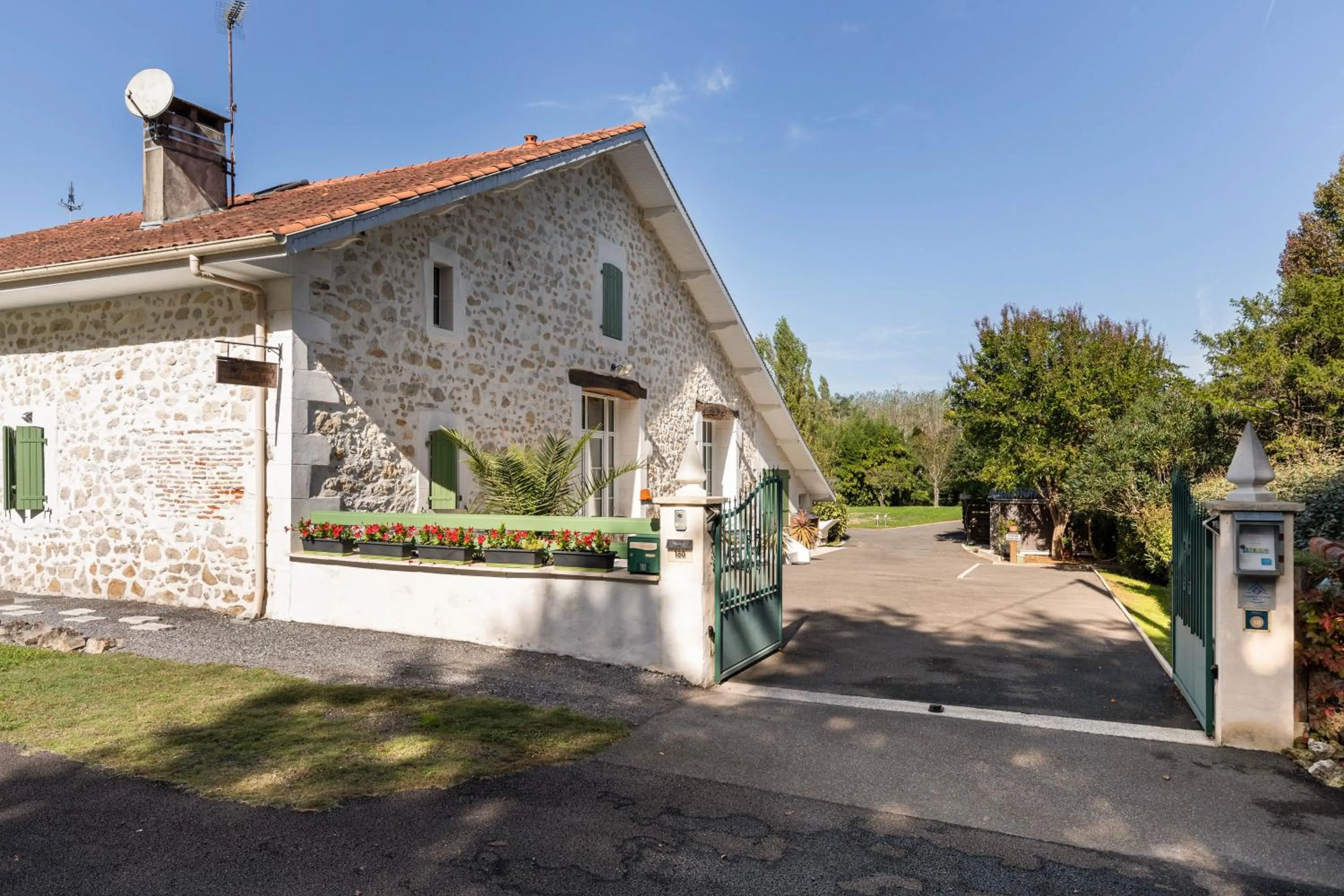 Property building in Au Petit Pédegouaty