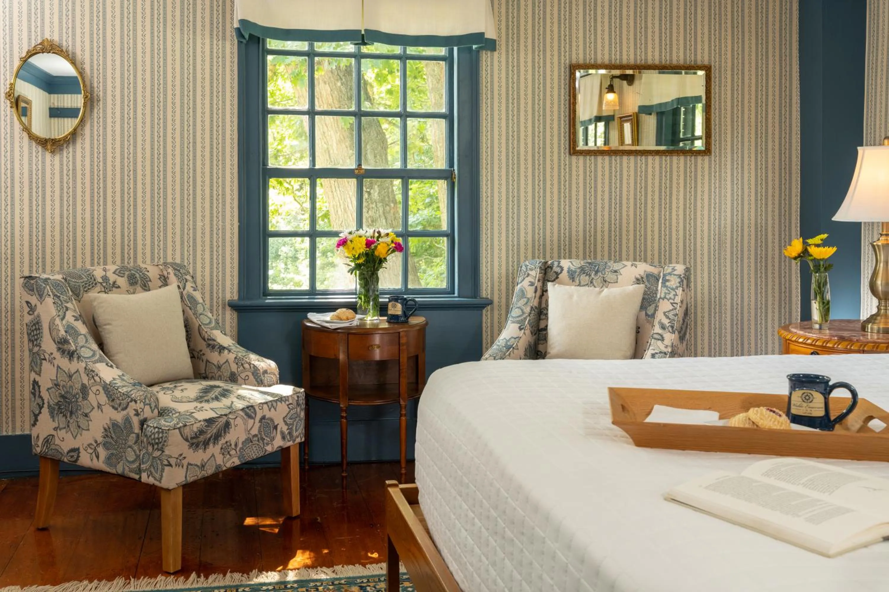 View (from property/room), Bed in Waldo Emerson Inn