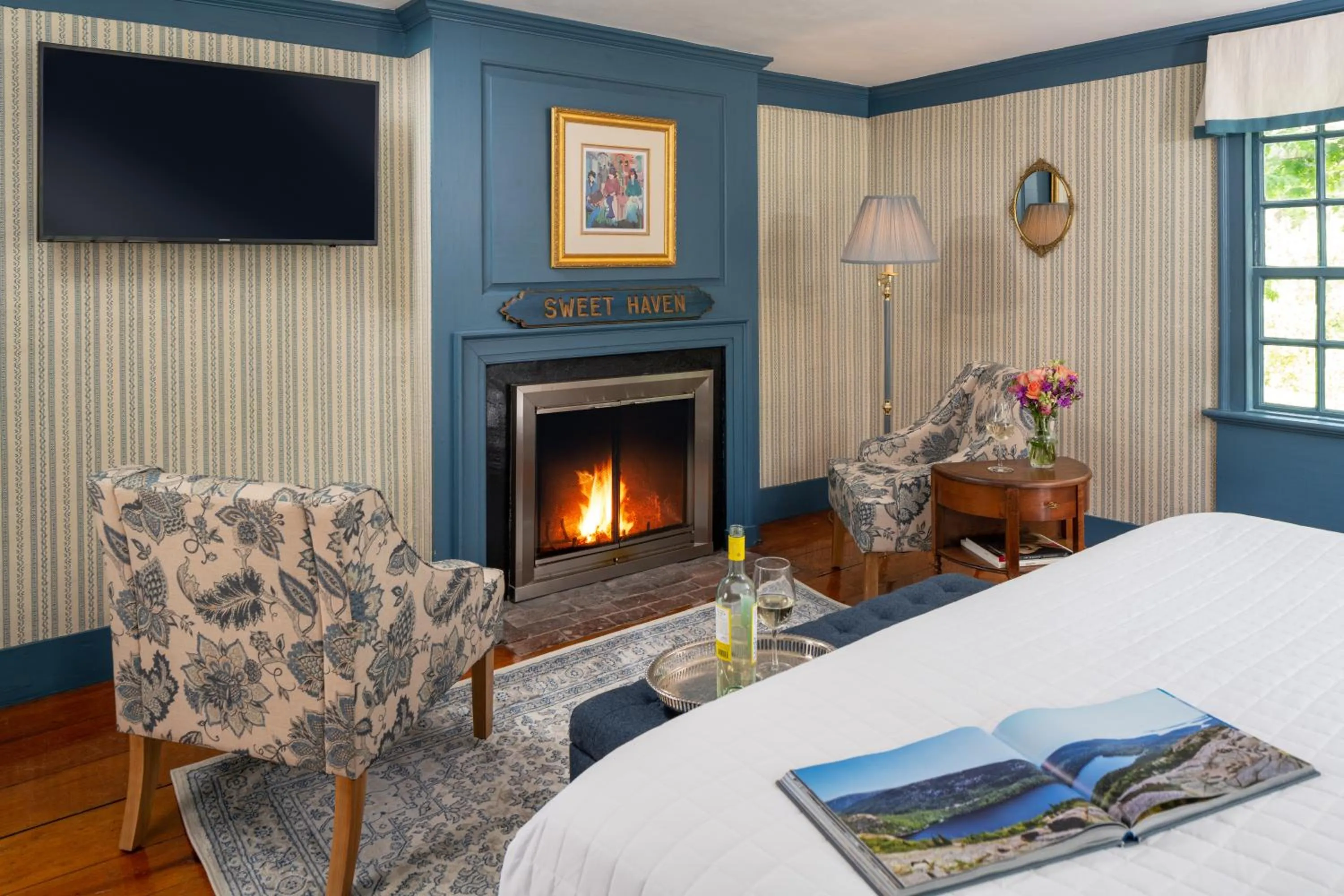 Bed in Waldo Emerson Inn