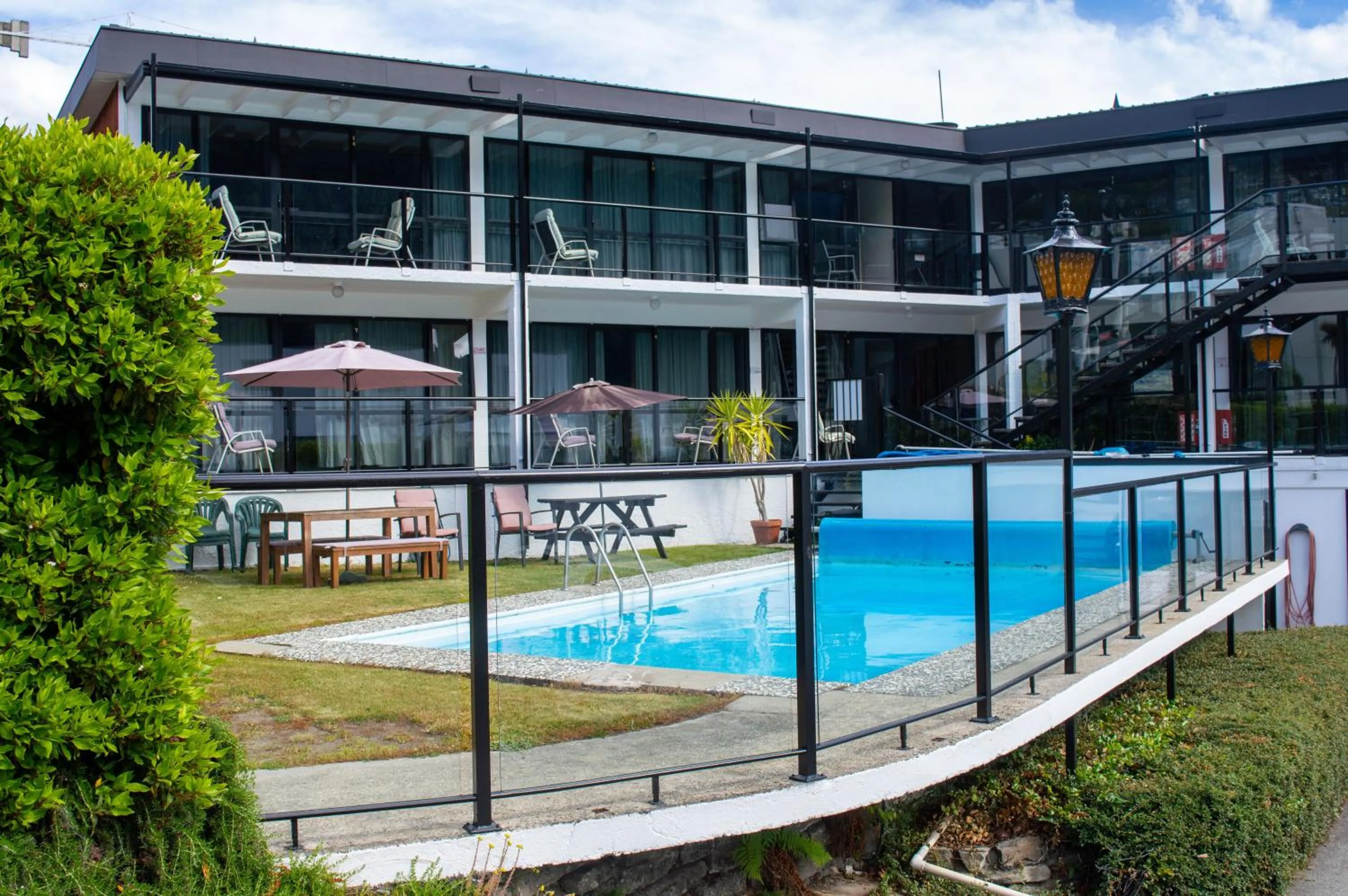 Property building in Four Seasons Motel