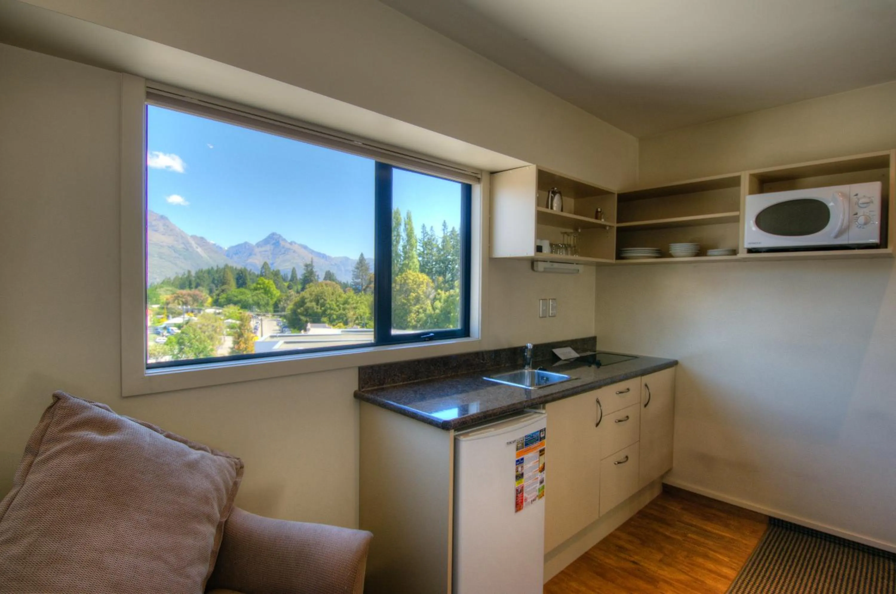 Kitchen or kitchenette in Four Seasons Motel