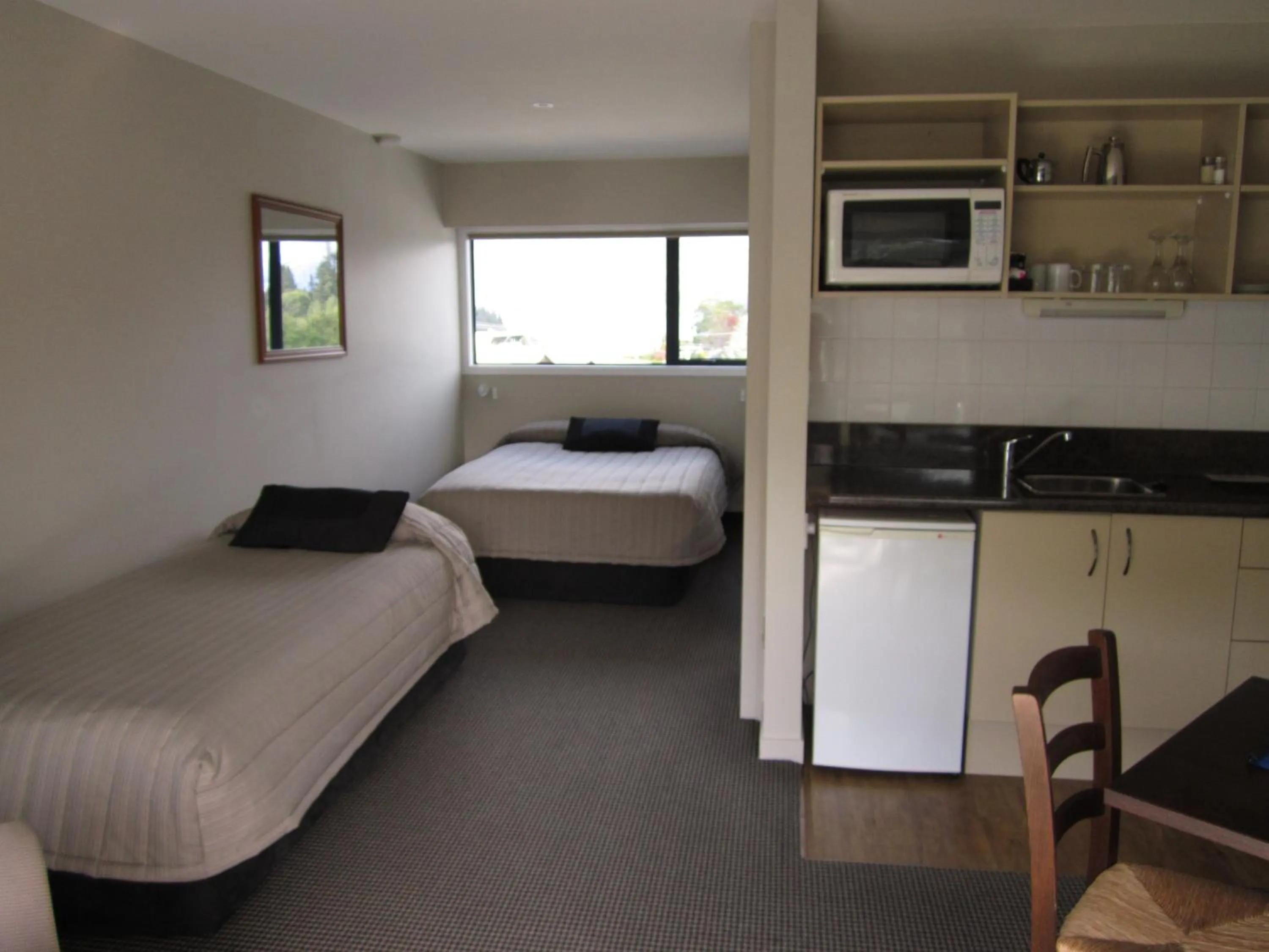 Kitchen or kitchenette, Bed in Four Seasons Motel