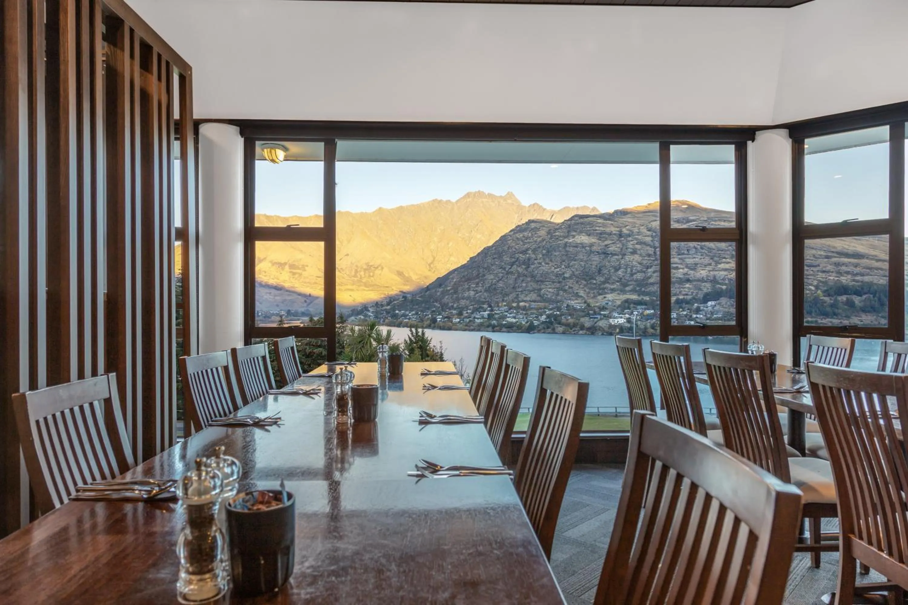 Restaurant/places to eat in Holiday Inn Queenstown Frankton Road by IHG