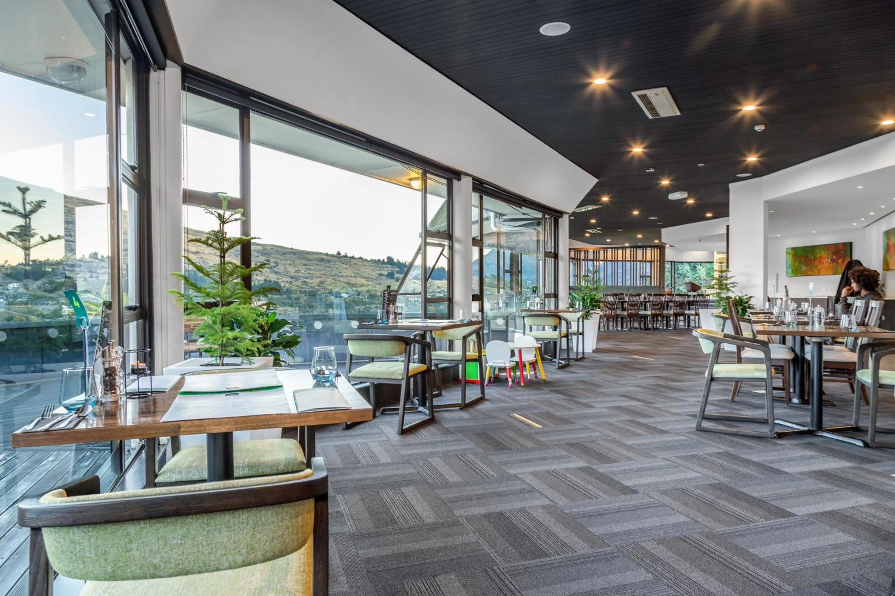 Restaurant/places to eat in Holiday Inn Queenstown Frankton Road by IHG