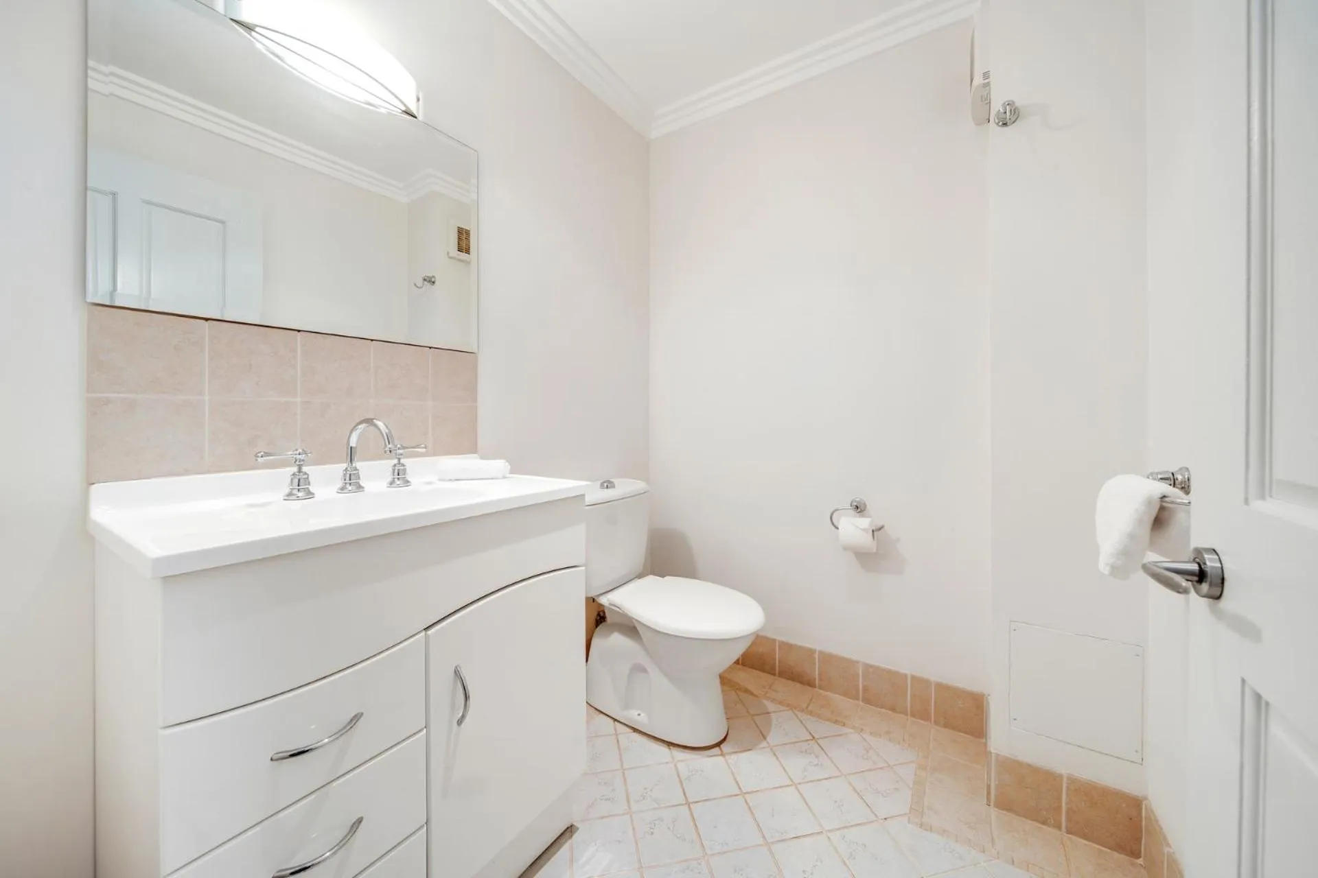 Toilet in Whispering Pines Cottages