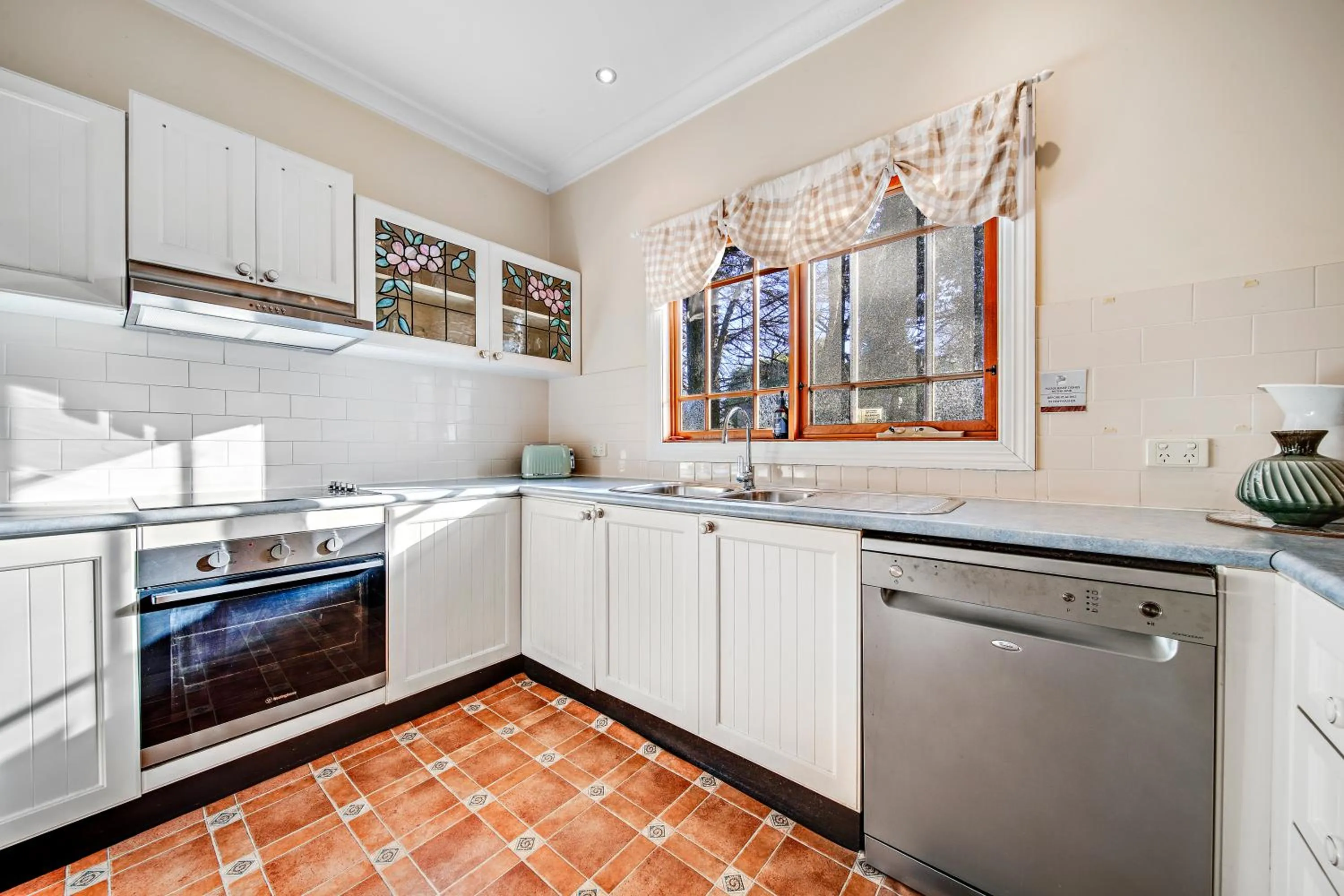 Kitchen or kitchenette in Whispering Pines Cottages