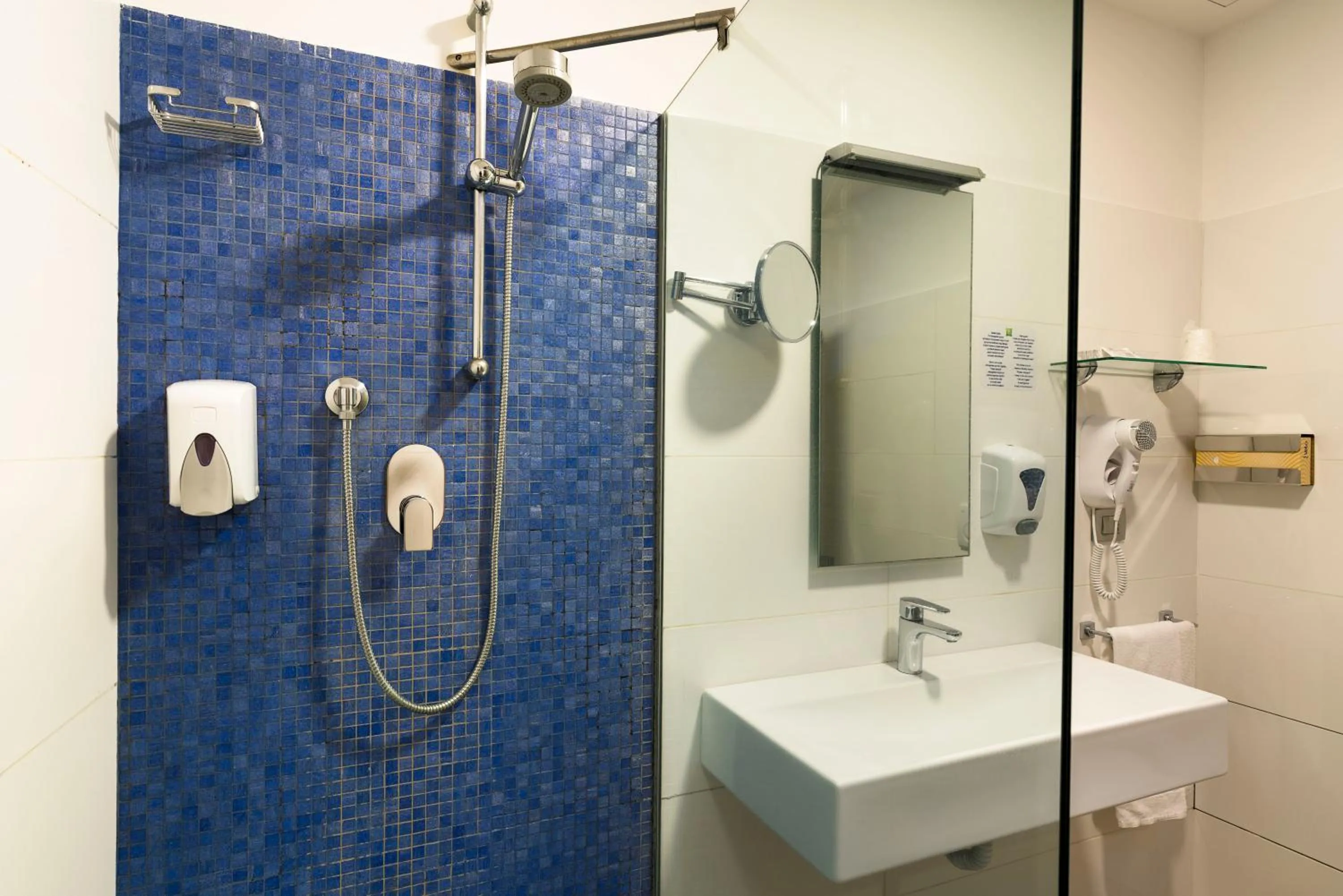 Shower in ibis Styles Catania Acireale