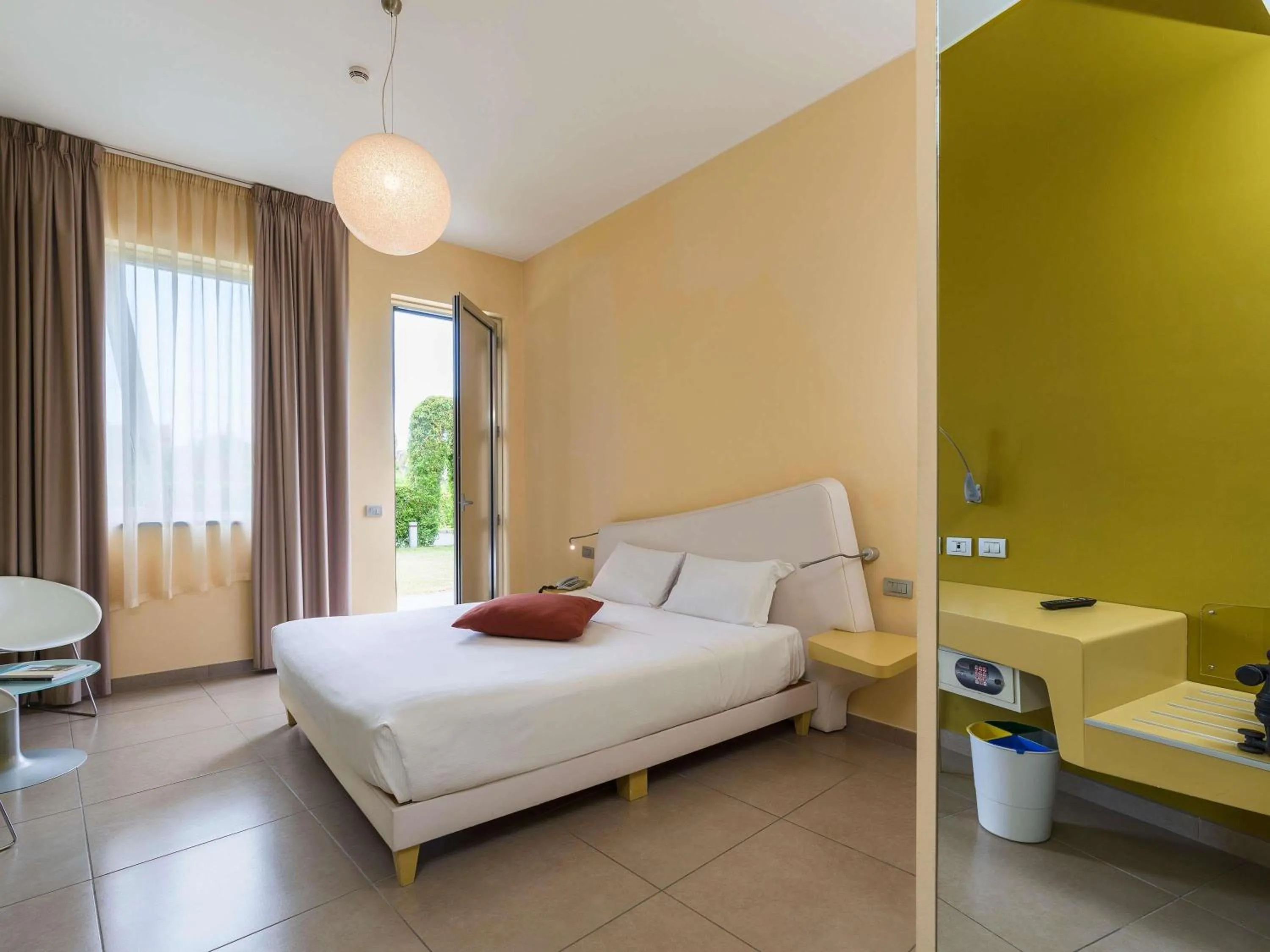 Bedroom, Bed in ibis Styles Catania Acireale