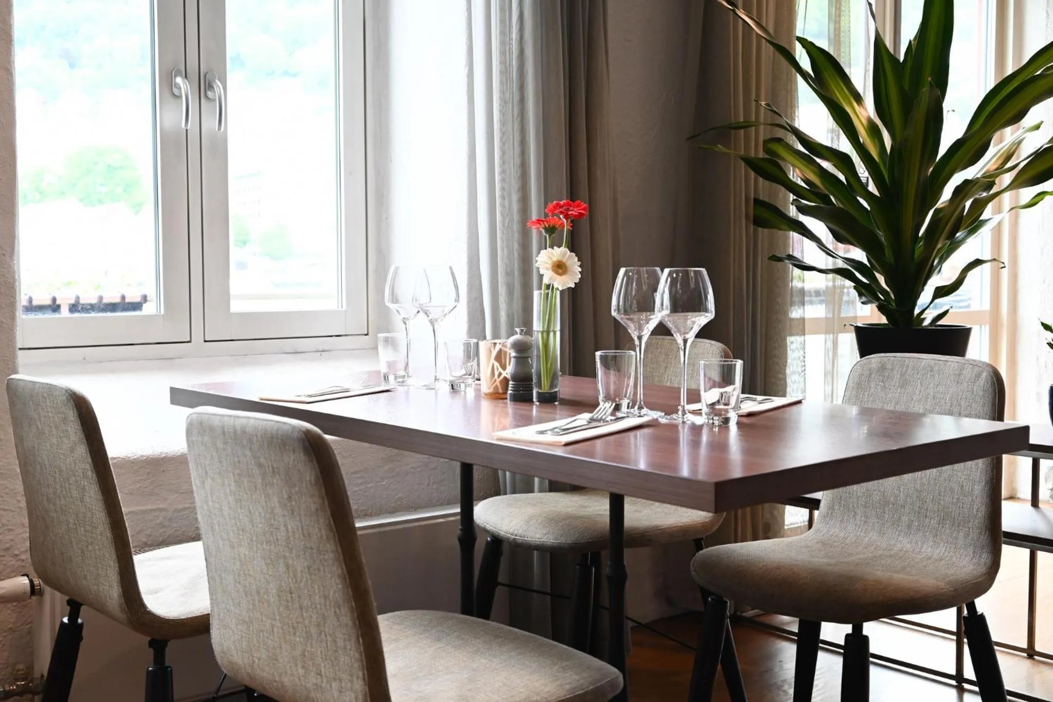 Restaurant/places to eat in Clarion Hotel Admiral