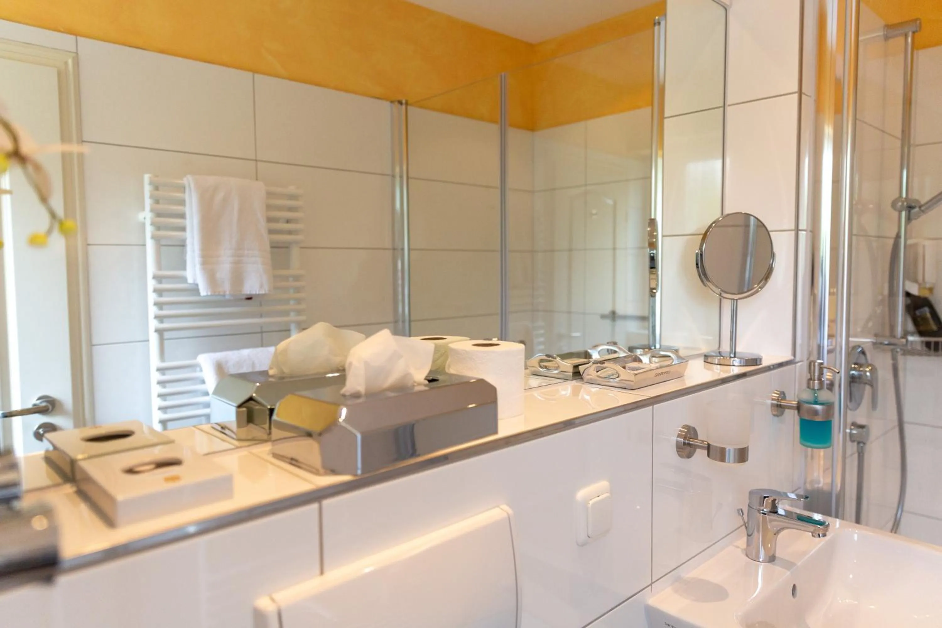 Bathroom in Hotel Landhaus Knappmann