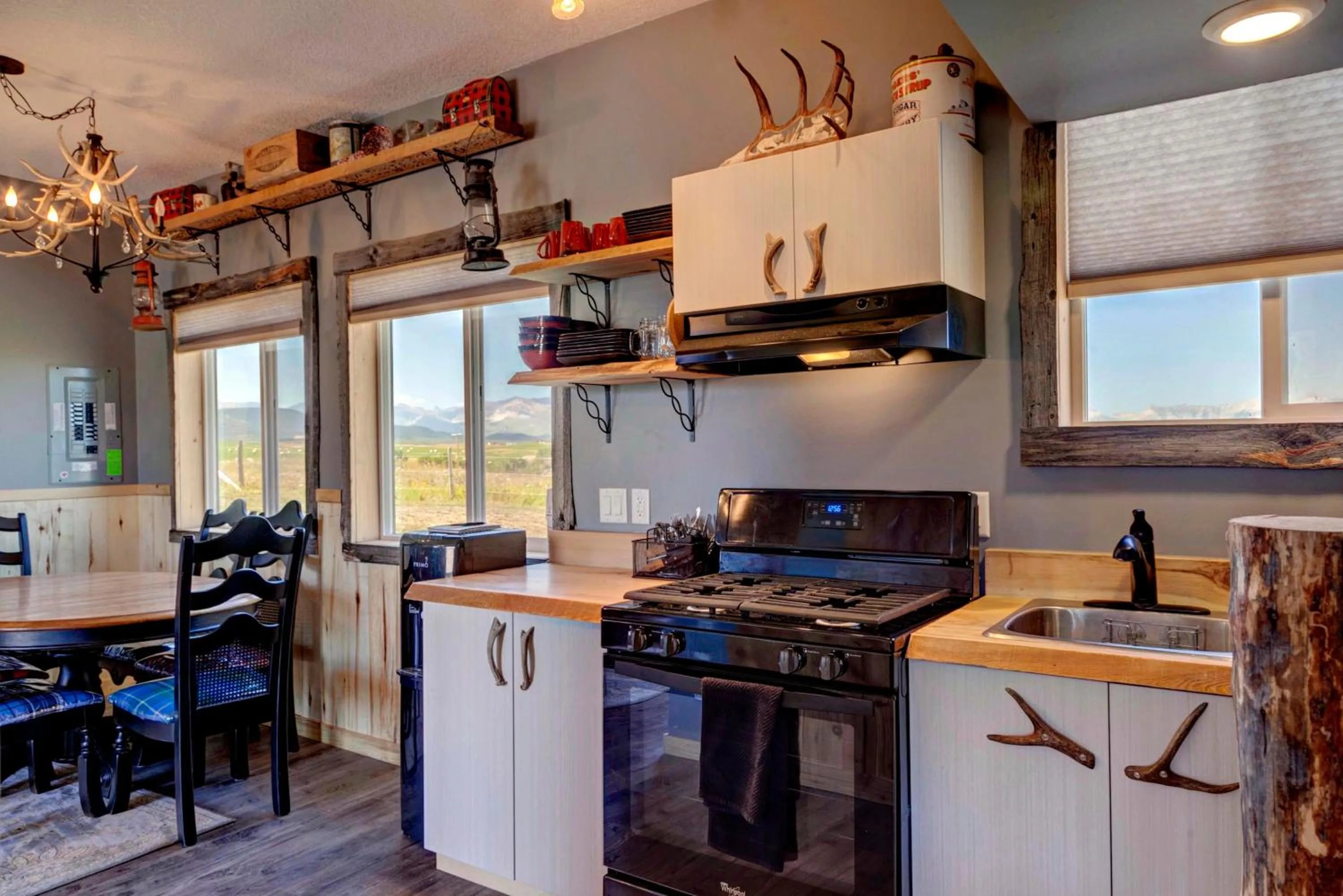 Kitchen or kitchenette in Mountain Haven Cabins