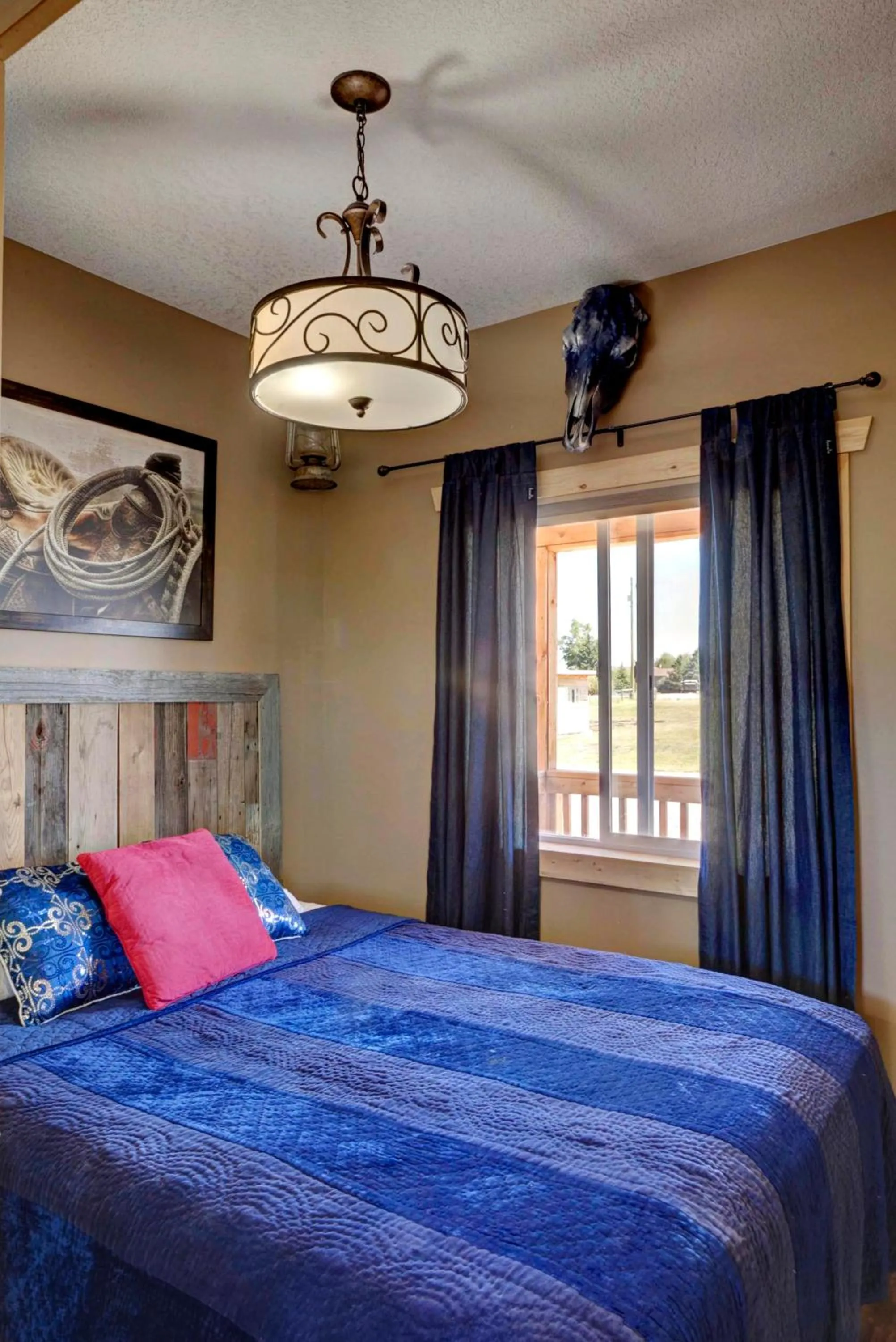 Bedroom, Bed in Mountain Haven Cabins